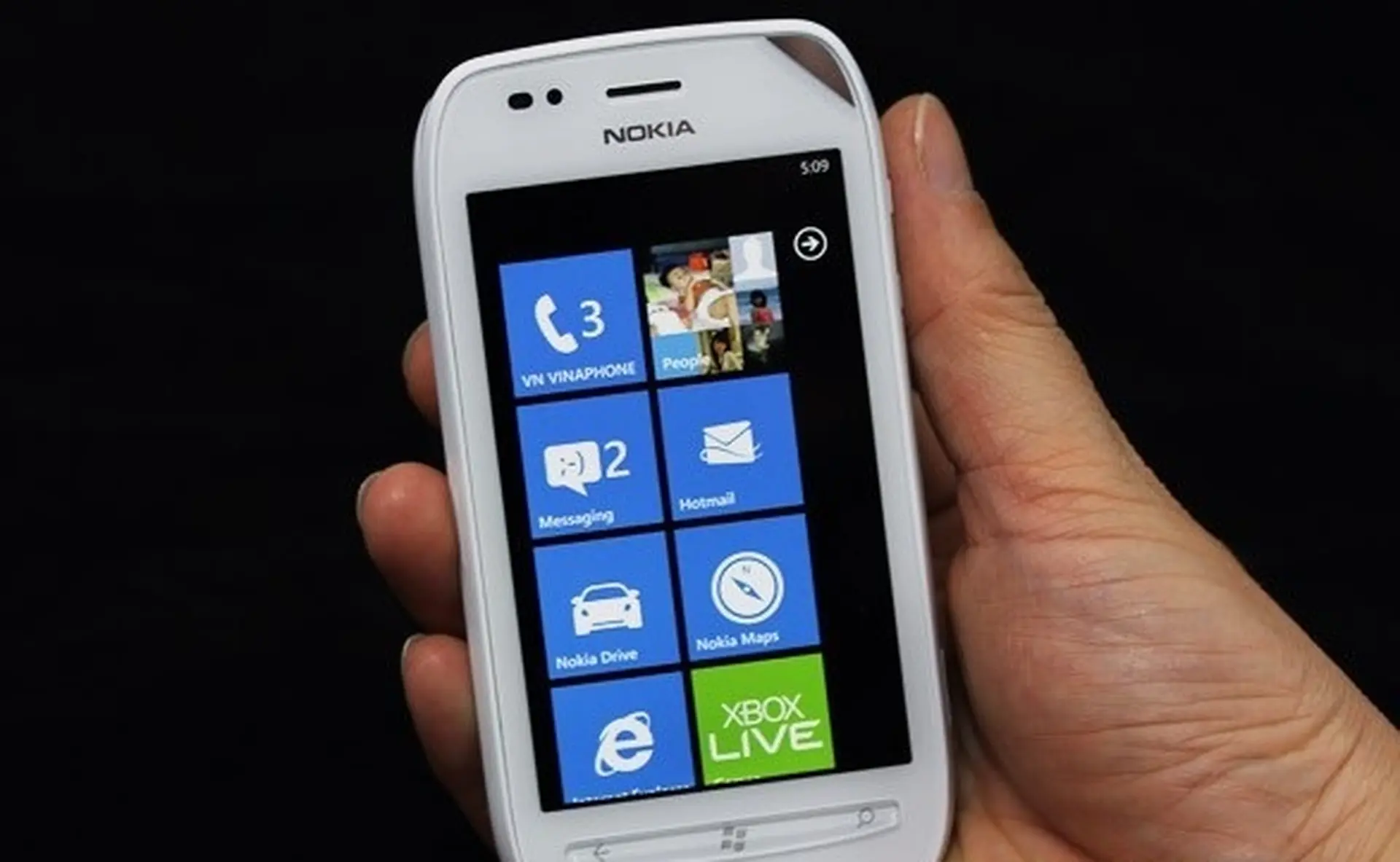 Lumia 710 nhỏ gọn, thời trang và mạnh mẽ