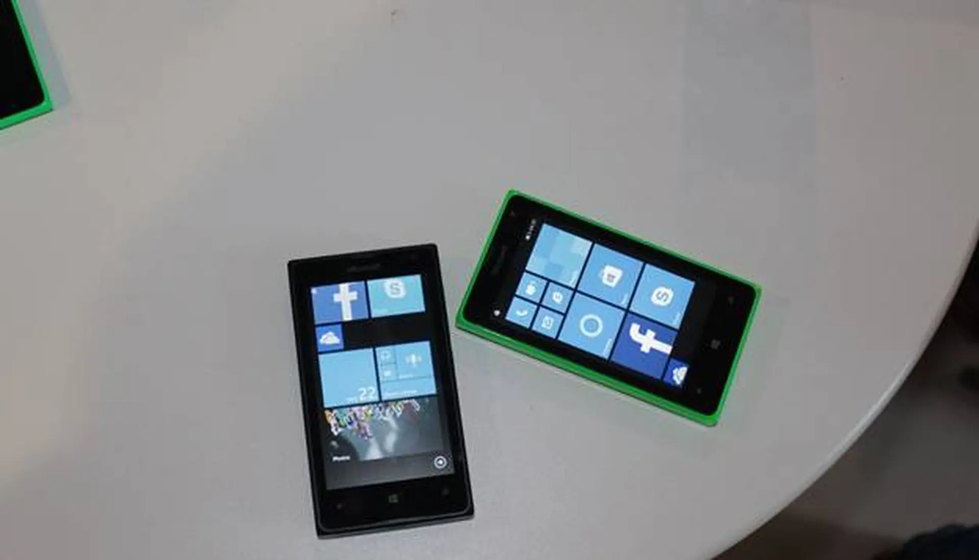 Trên tay Lumia 435 và Lumia 532: Zenfone của Microsoft