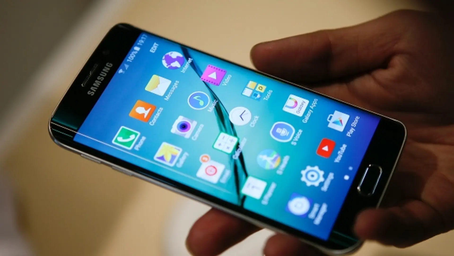 Galaxy S6 Edge chậm tiến độ vì thiếu nhà cung cấp màn hình