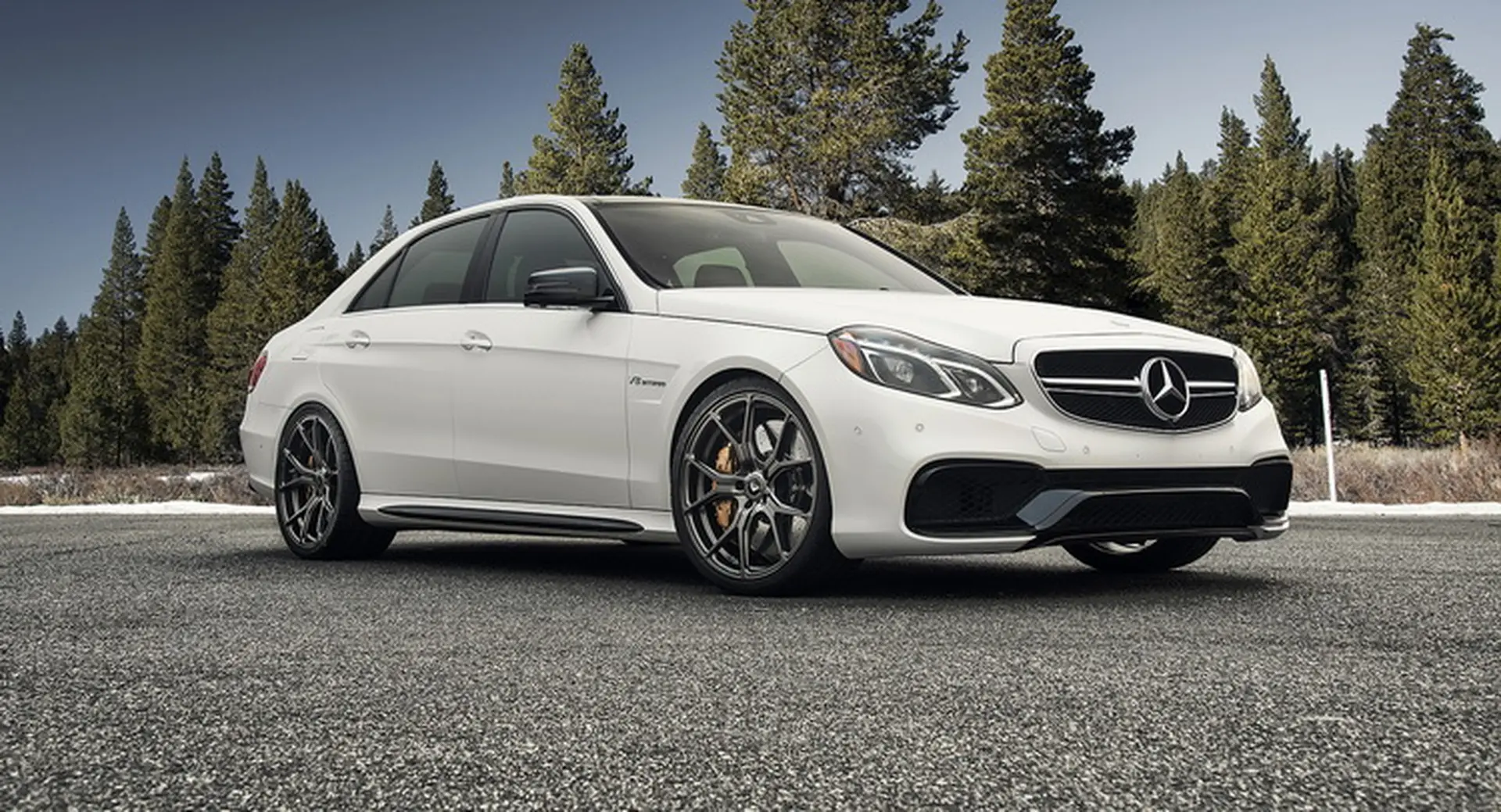 Mercedes E63 AMG khoe bộ mâm V-FF 103 chất lừ
