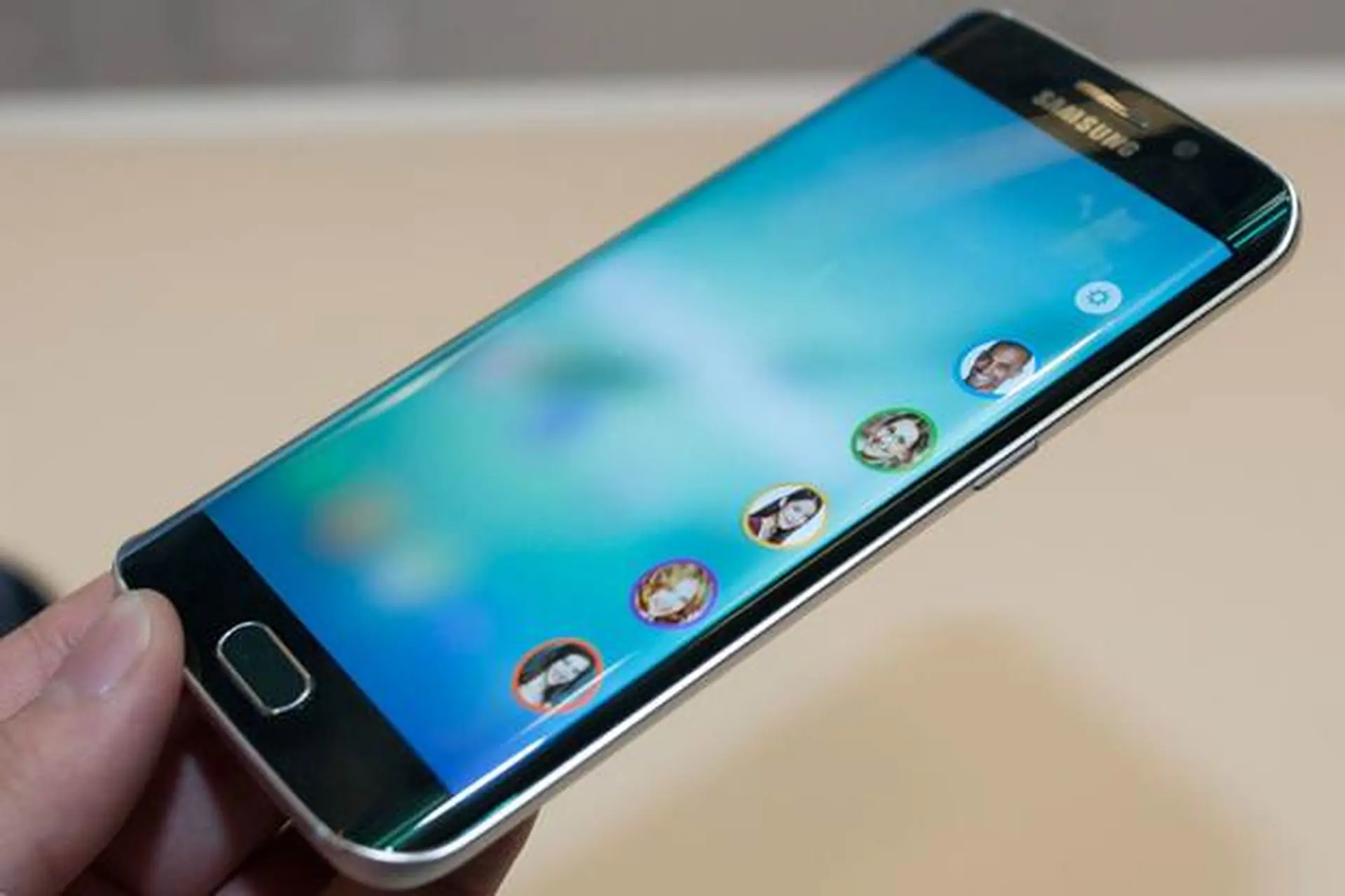Giá Samsung Galaxy S6 Edge tại Việt Nam là bao nhiêu?