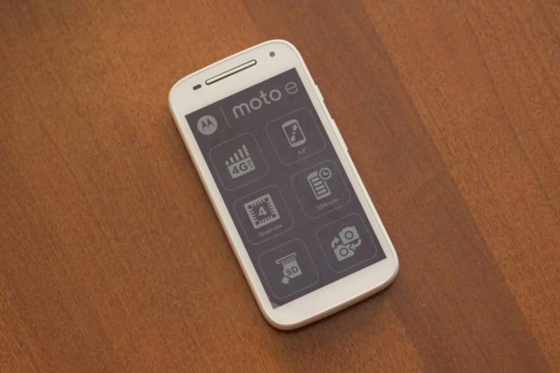 Mở hộp Moto E 2015 bản đặc biệt được gửi tới các web công nghệ.