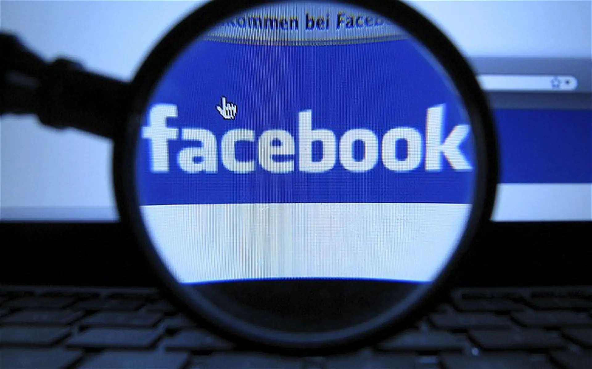 Facebook bị kiện vì phân biệt chủng tộc và giới tính