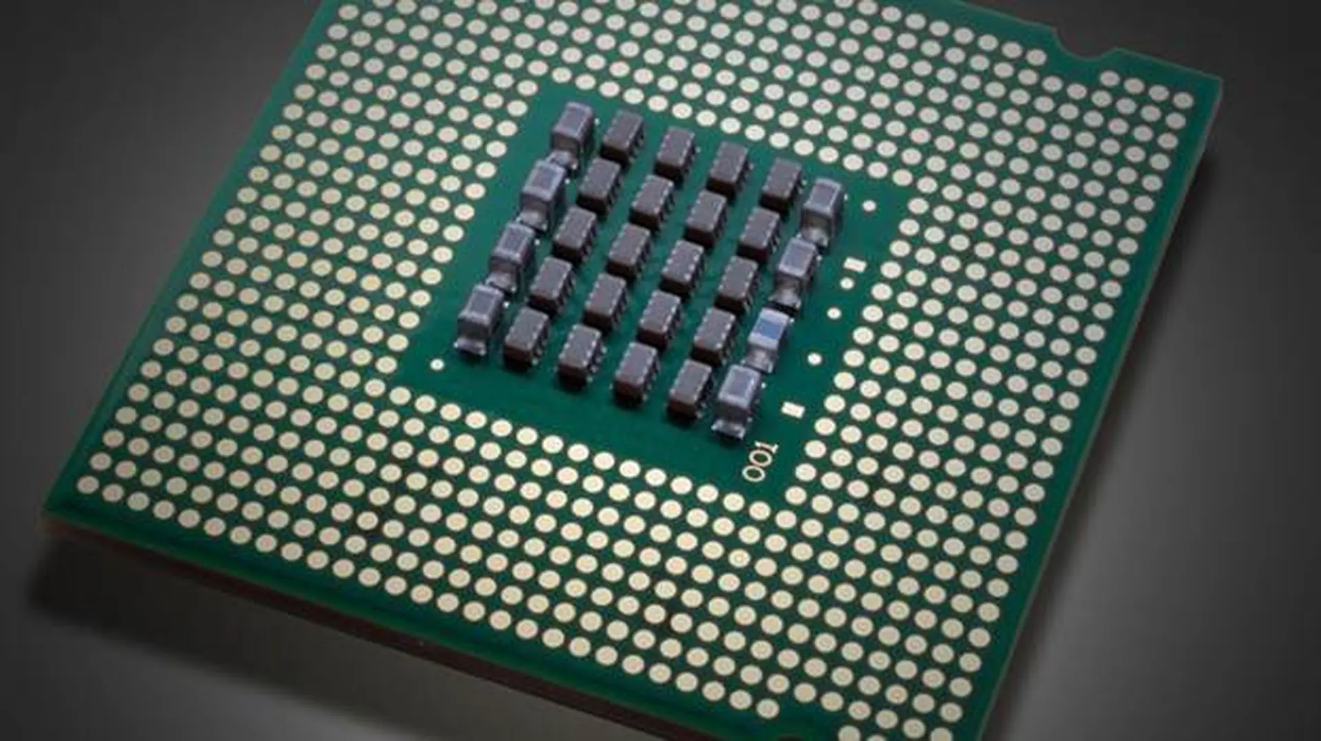 AMD và Intel liên tục cạnh tranh để đưa ra những bộ vi xử lý nhỏ hơn, mạnh mẽ hơn