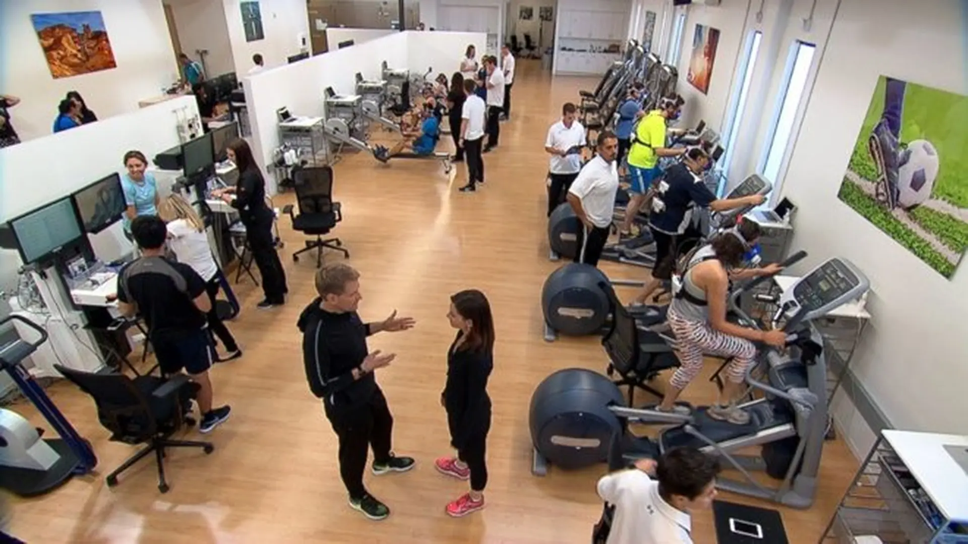 Apple tung video phòng thử nghiệm bí mật tính năng sức khỏe và thể dục của Apple Watch