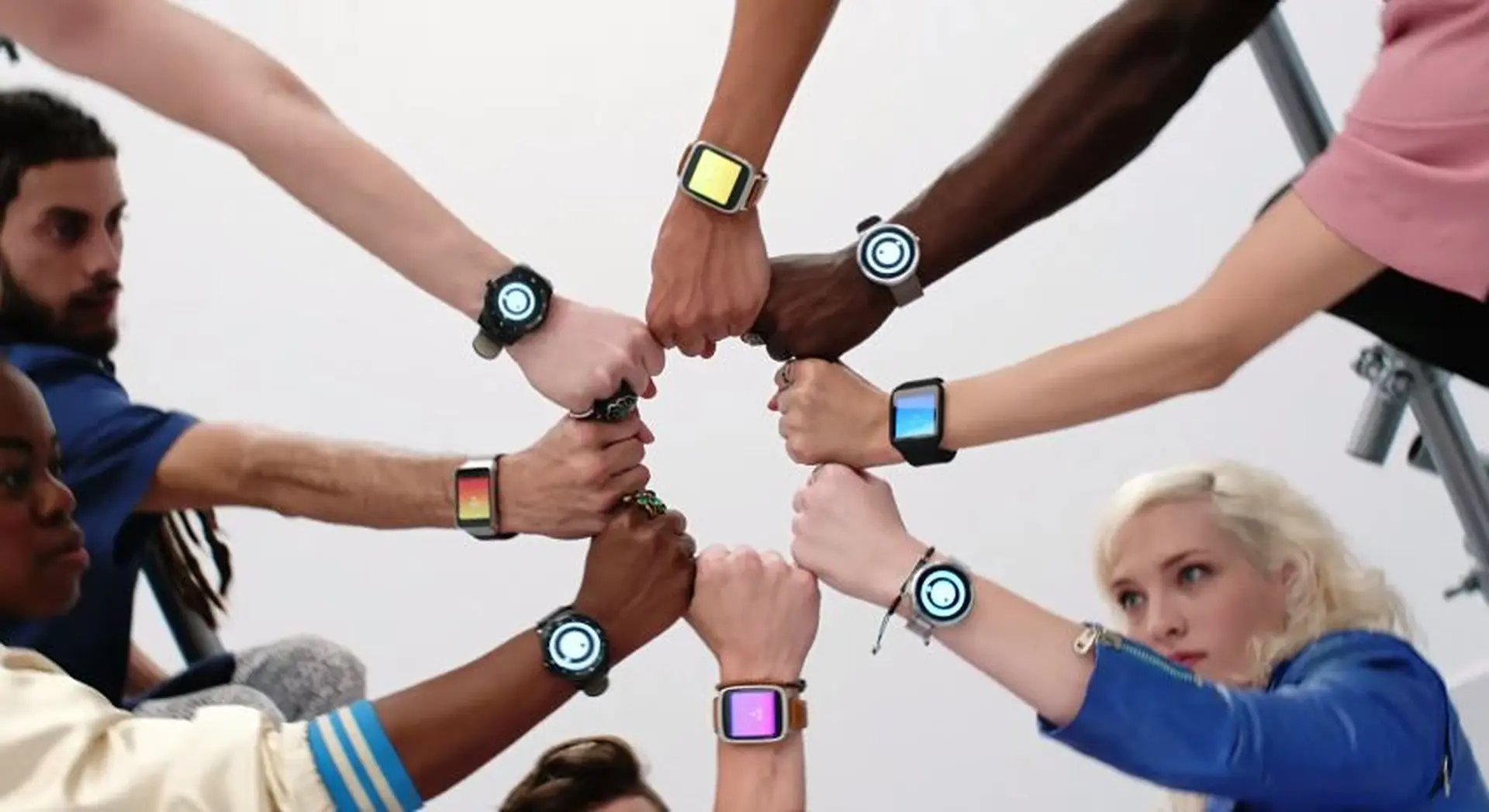 Google tung video quảng cáo Android Wear phản công Apple Watch