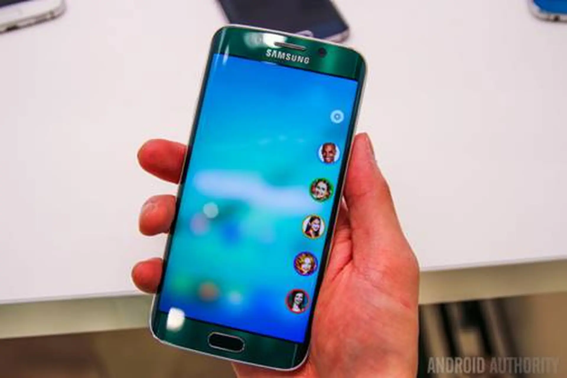 Tìm hiểu những tính năng trên cạnh cong của Samsung Galaxy S6 Edge