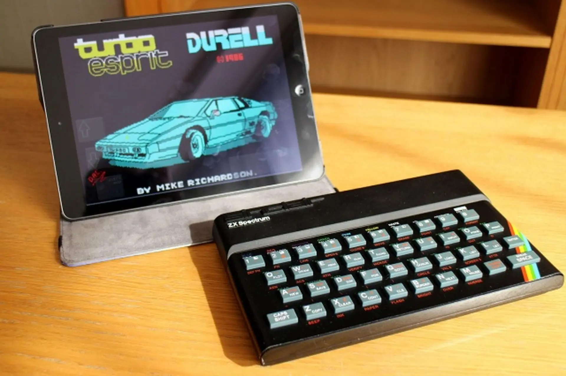 Trên tay bàn phím chơi game Sinclair ZX Spectrum