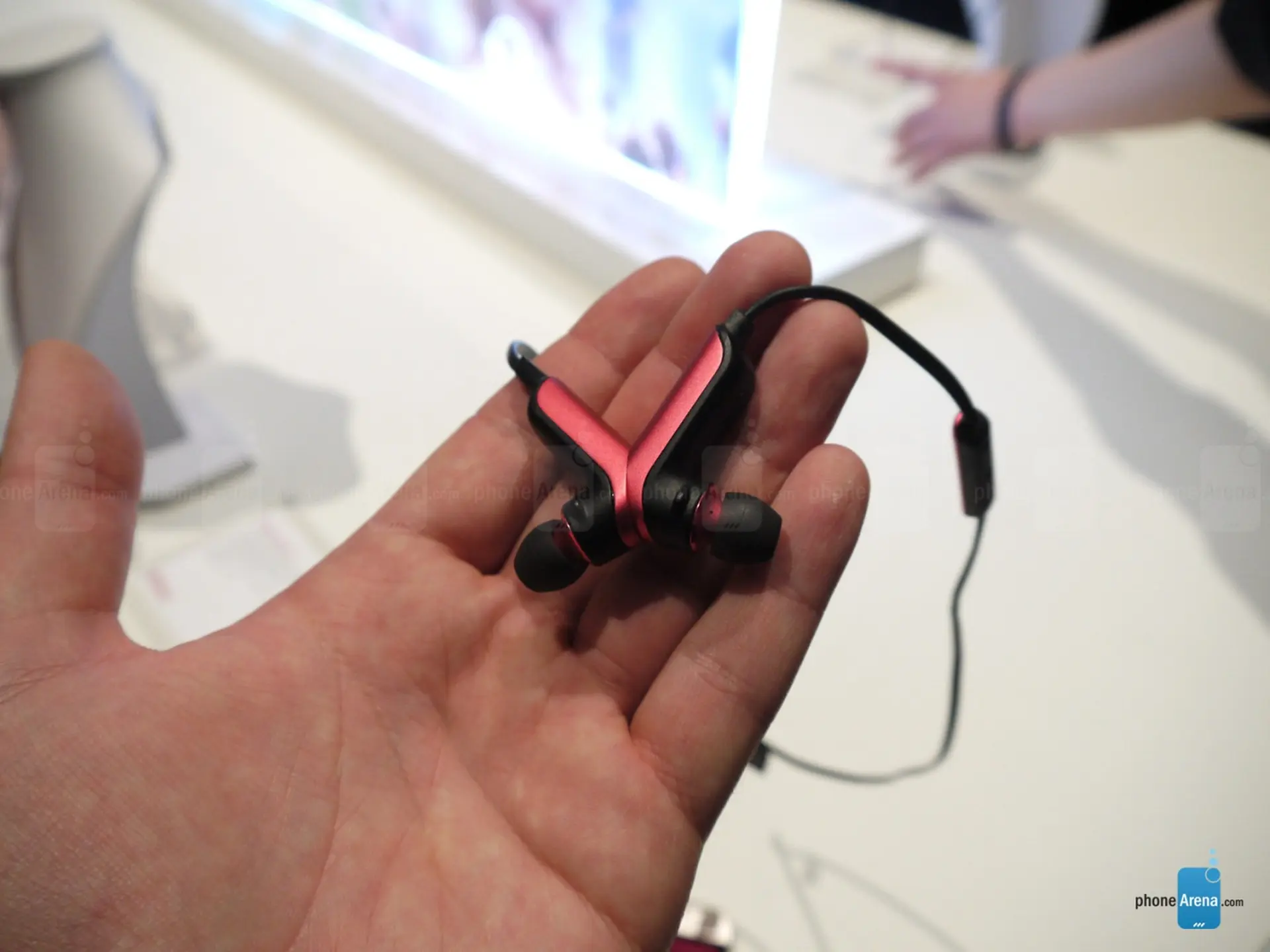 [MWC] Trên tay tai nghe Huawei Talkband N1