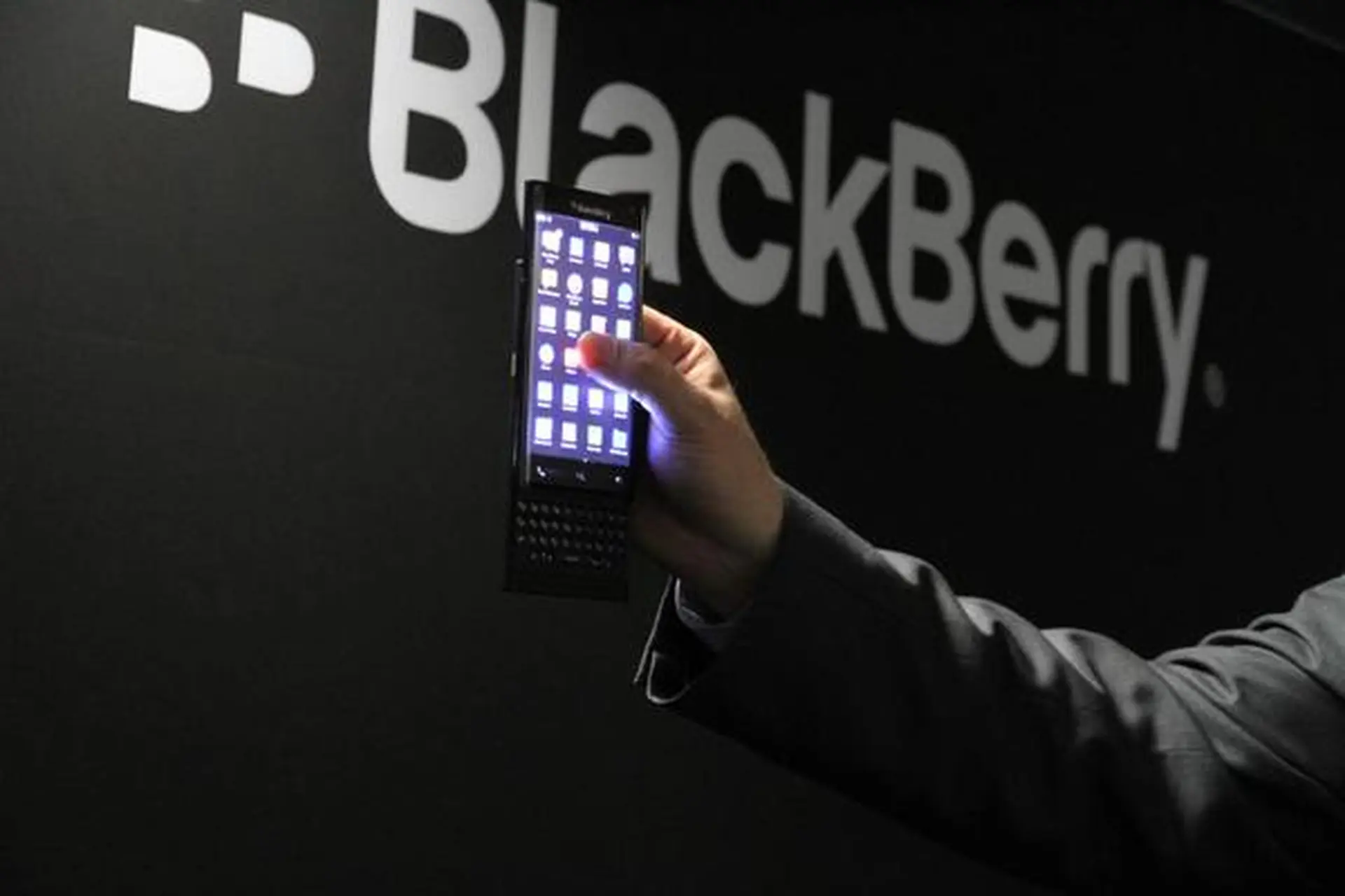 Blackberry ra mắt màn hình cong trượt tại MWC 2015
