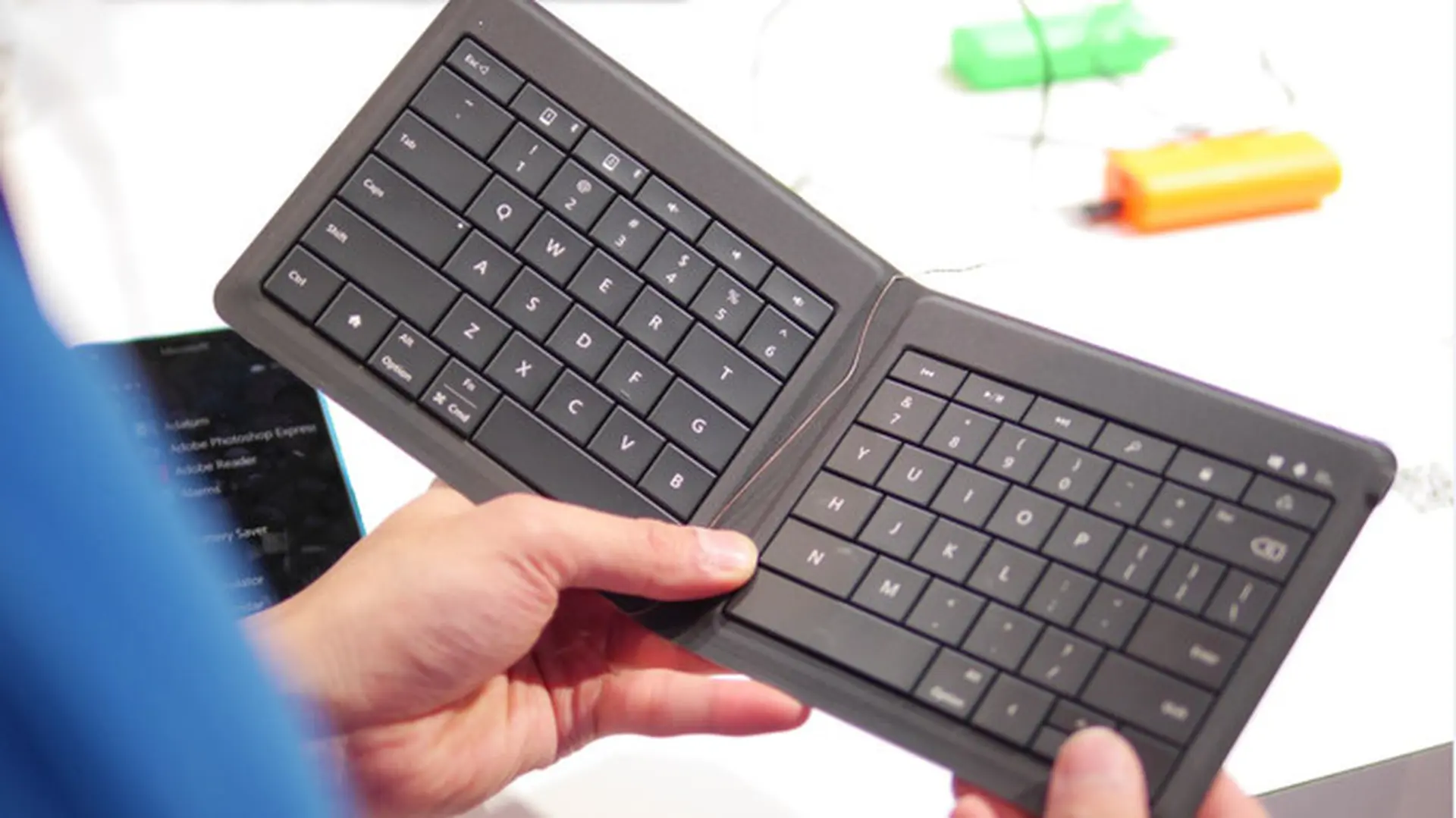 Trên tay bàn phím Microsoft Unversal Foldable có khả năng gập đôi