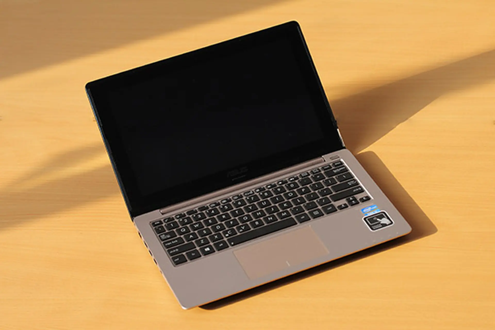 ASUS VivoBook X202E liệu có đủ “sức mạnh” trên thị trường laptop