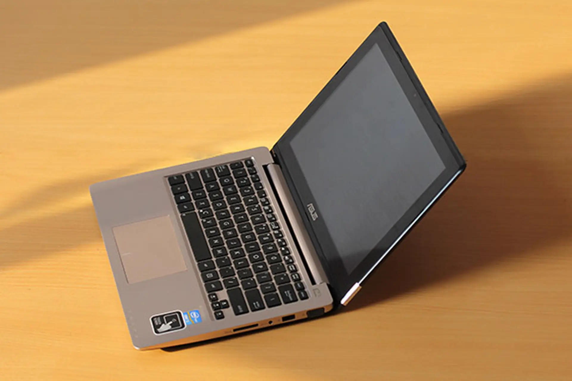 Trải nghiệm laptop ASUS VivoBook X202E với màn hình cảm ứng