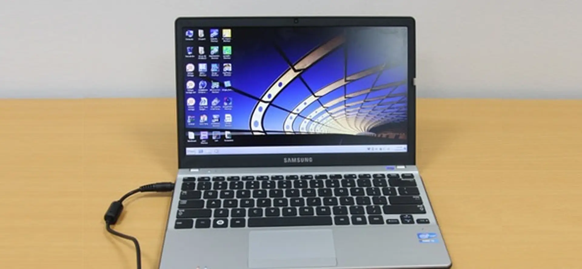 Notebook NP350U2Y – A03 laptop mini độc và lạ