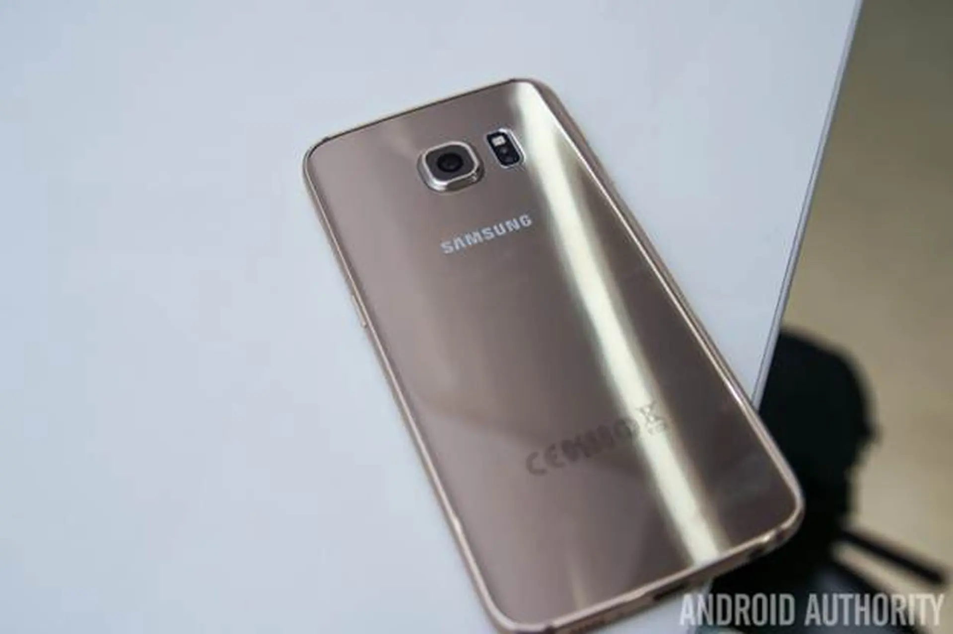 Vén màn bí mật RAM LPDDR4 và bộ nhớ UFS 2.0 trên Galaxy S6 và S6 Edge?