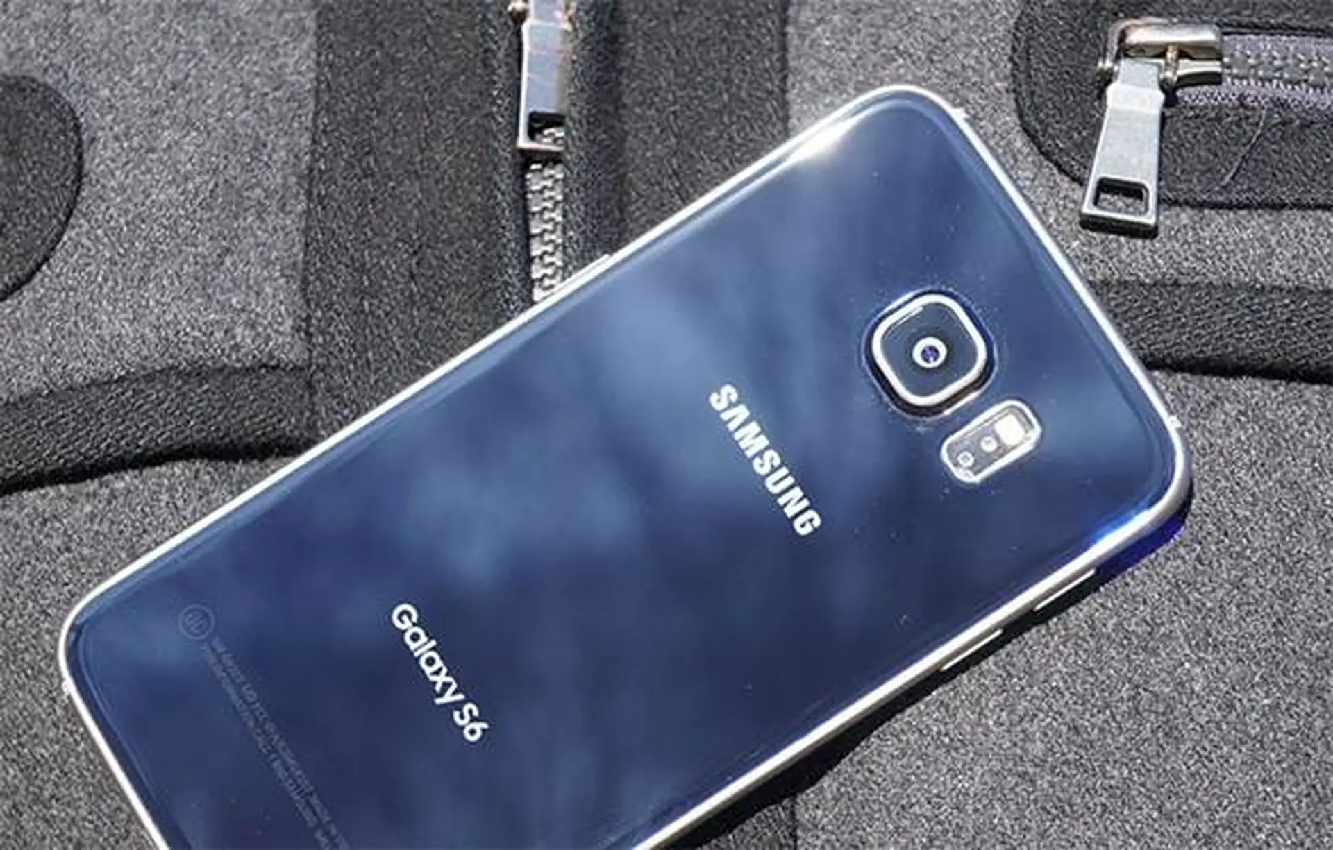 Chủ sở hữu Samsung Galaxy S6 báo lỗi đèn flash LED lạ
