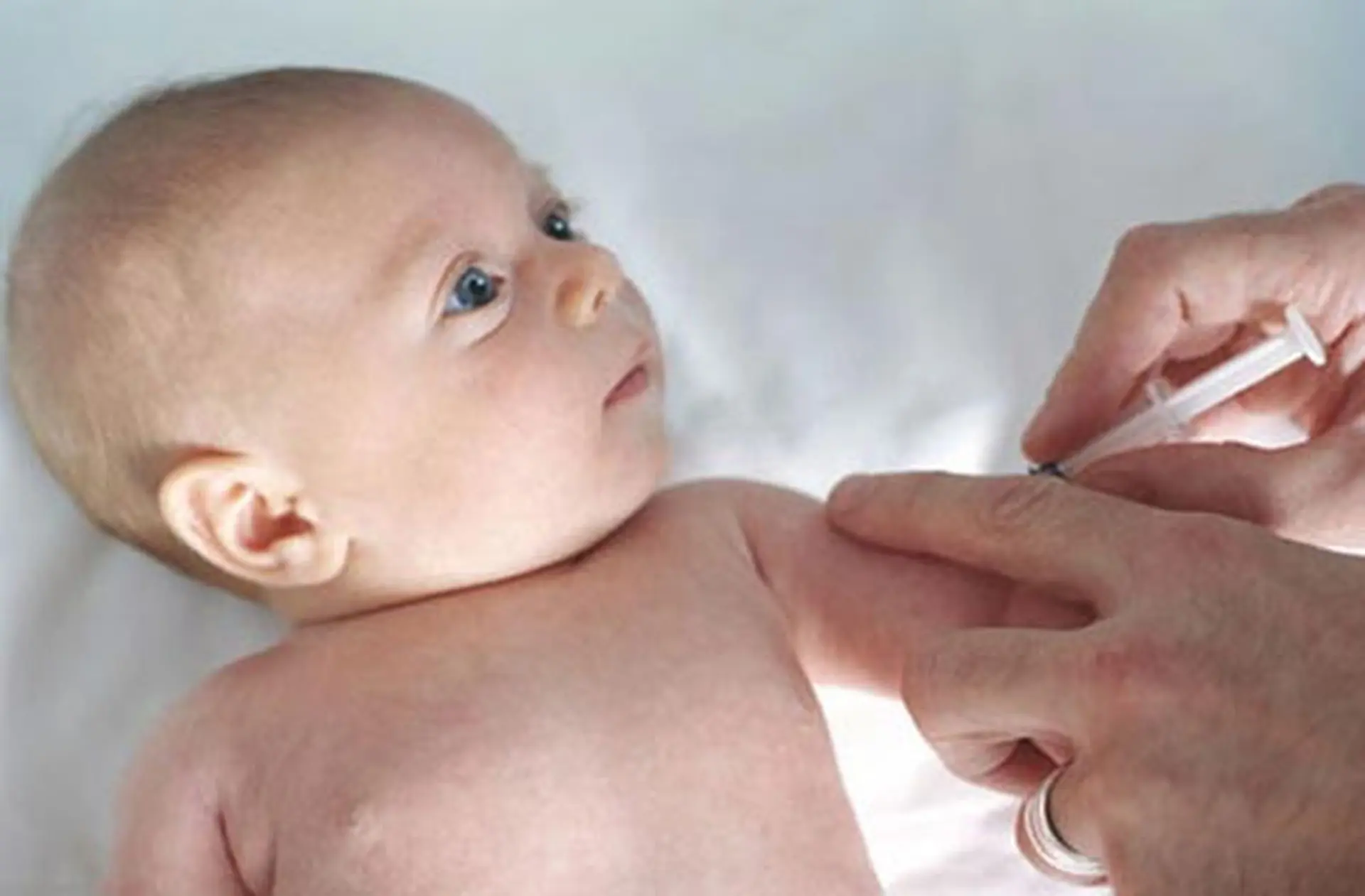 Ghi nhớ lịch tiêm phòng cho bé cùng ứng dụng Doctor Babee