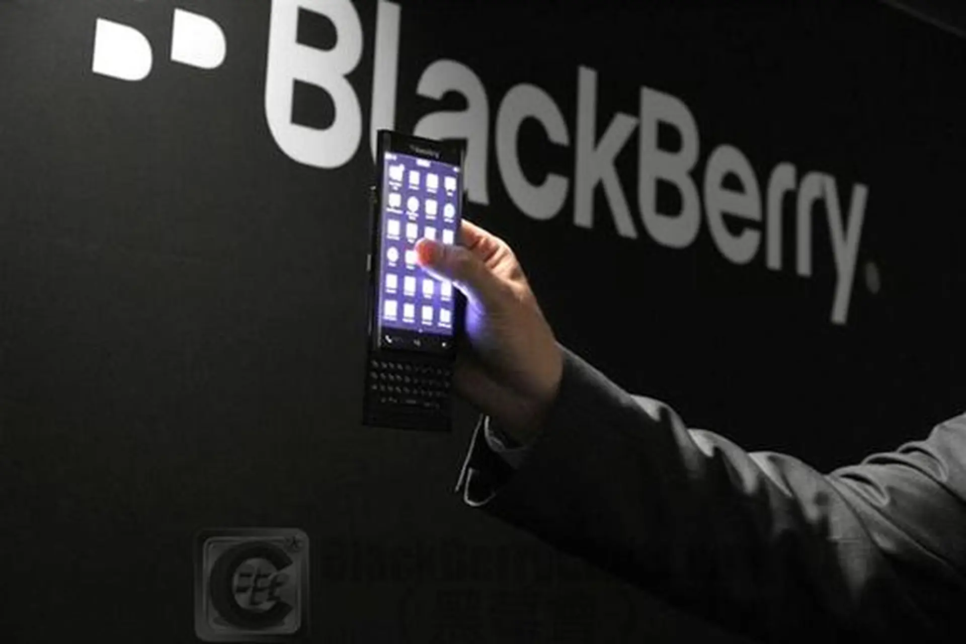 Cận cảnh BlackBerry Venice: Chiếc smartphone nắp trượt có màn hình cong