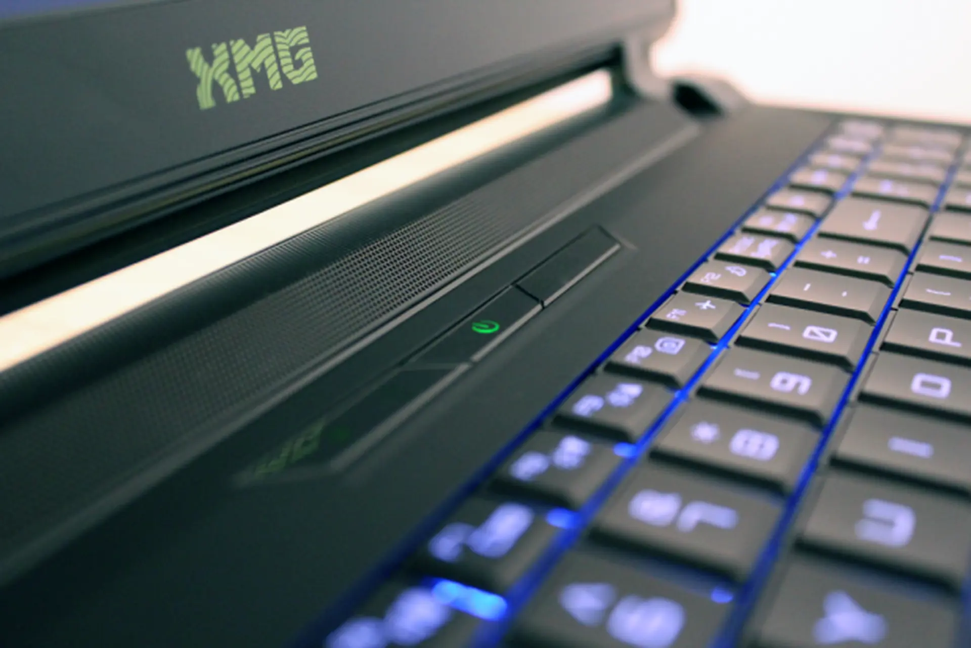 Máy tính chơi game giá “cắt cổ” Schenker XMG U505 - Phần 2