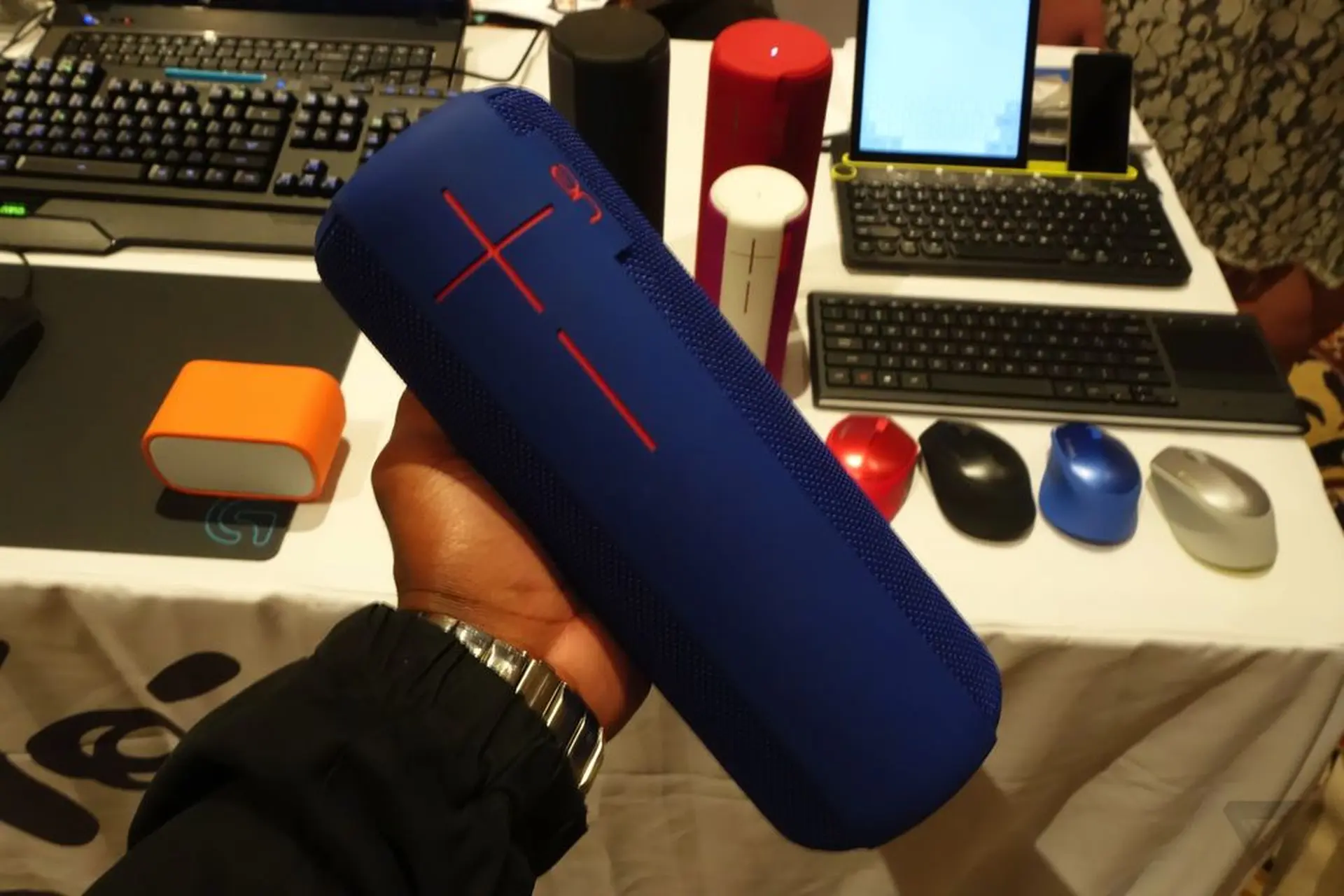 Loa Bluetooth di động “Xóa nhòa khoảng cách”