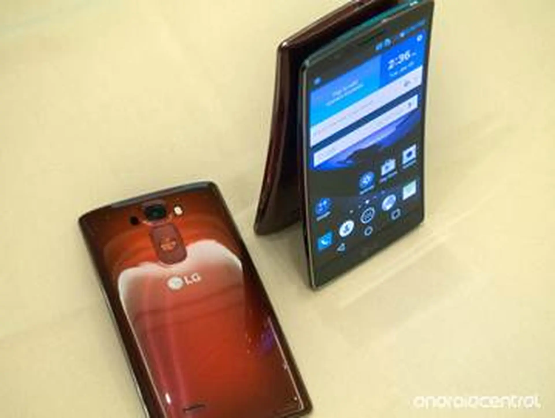 LG G4 và LG G Flex 2: Điện thoại cong có thực tế không?