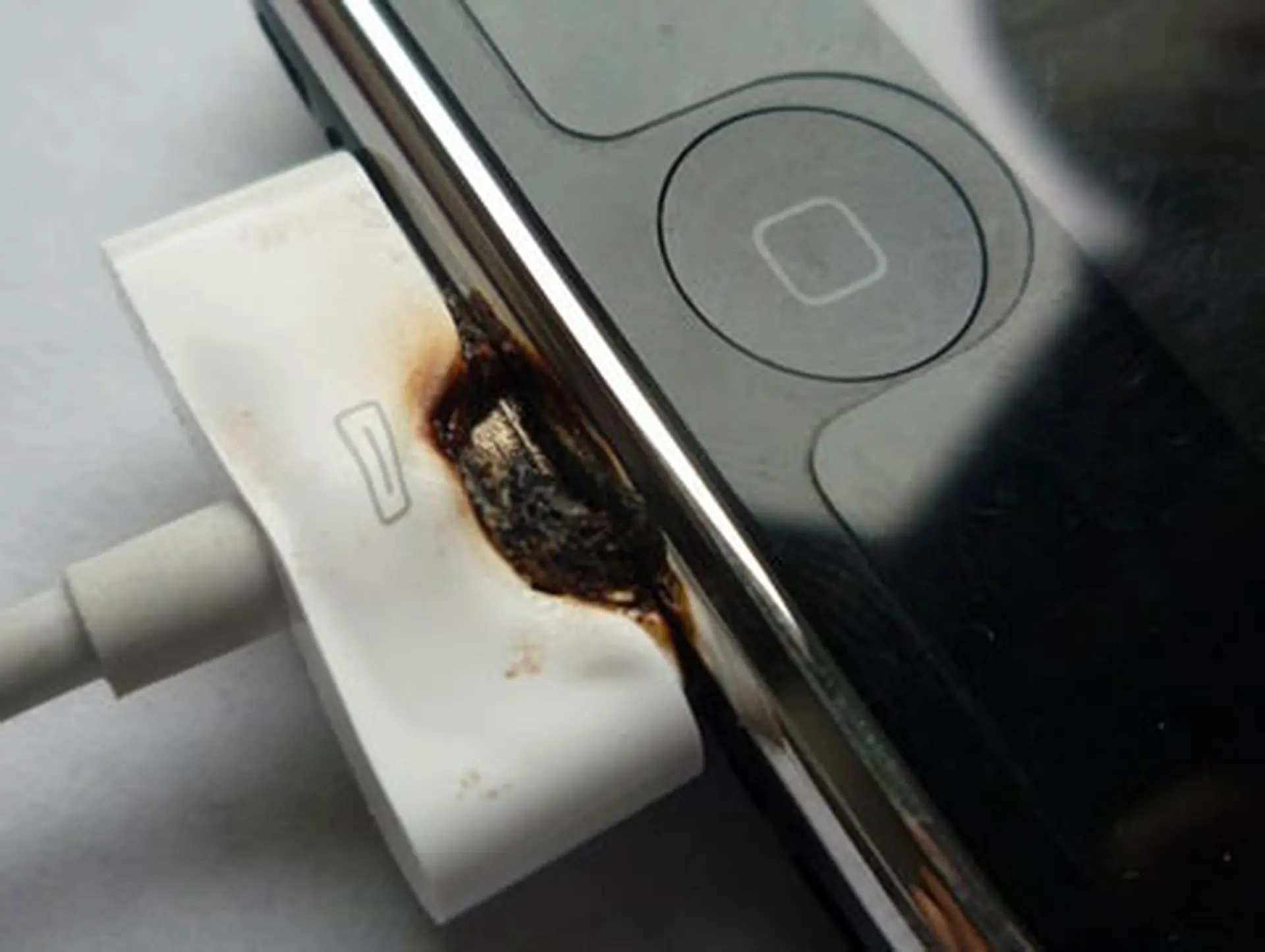 Suýt chết vì iPhone bùng cháy do sử dụng bộ sạc không rõ nguồn gốc