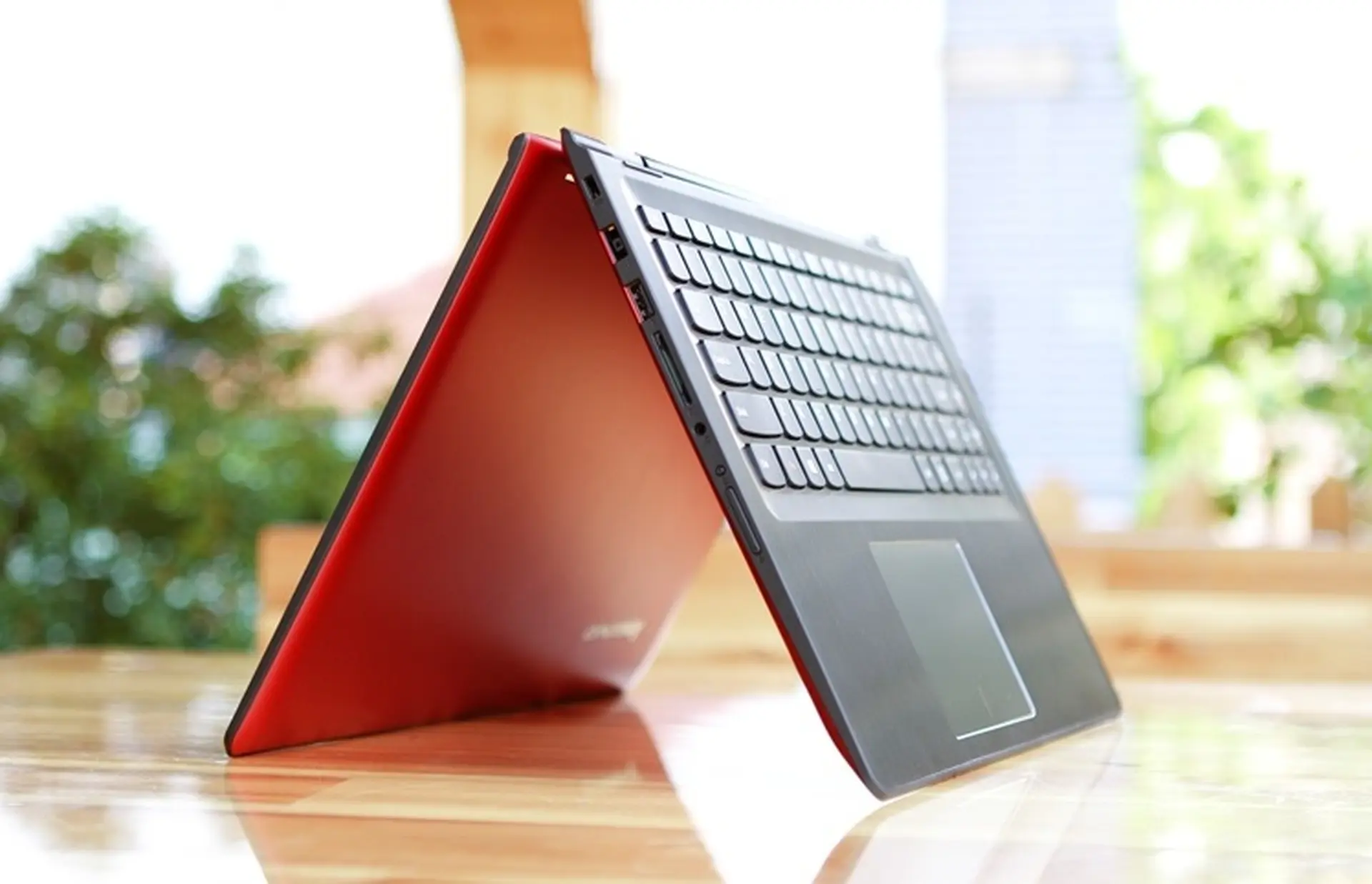 So sánh Lenovo Yoga 500-14 và Asus Transformer Book T200TA : Thiết kế và màn hình (Phần 1)