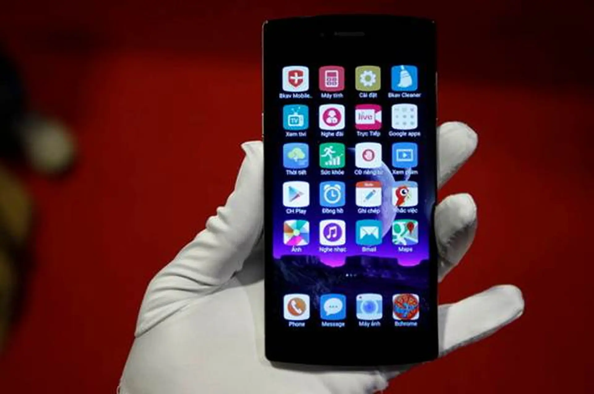 So với iPhone 6 Plus, Bphone đã làm được những gì ?
