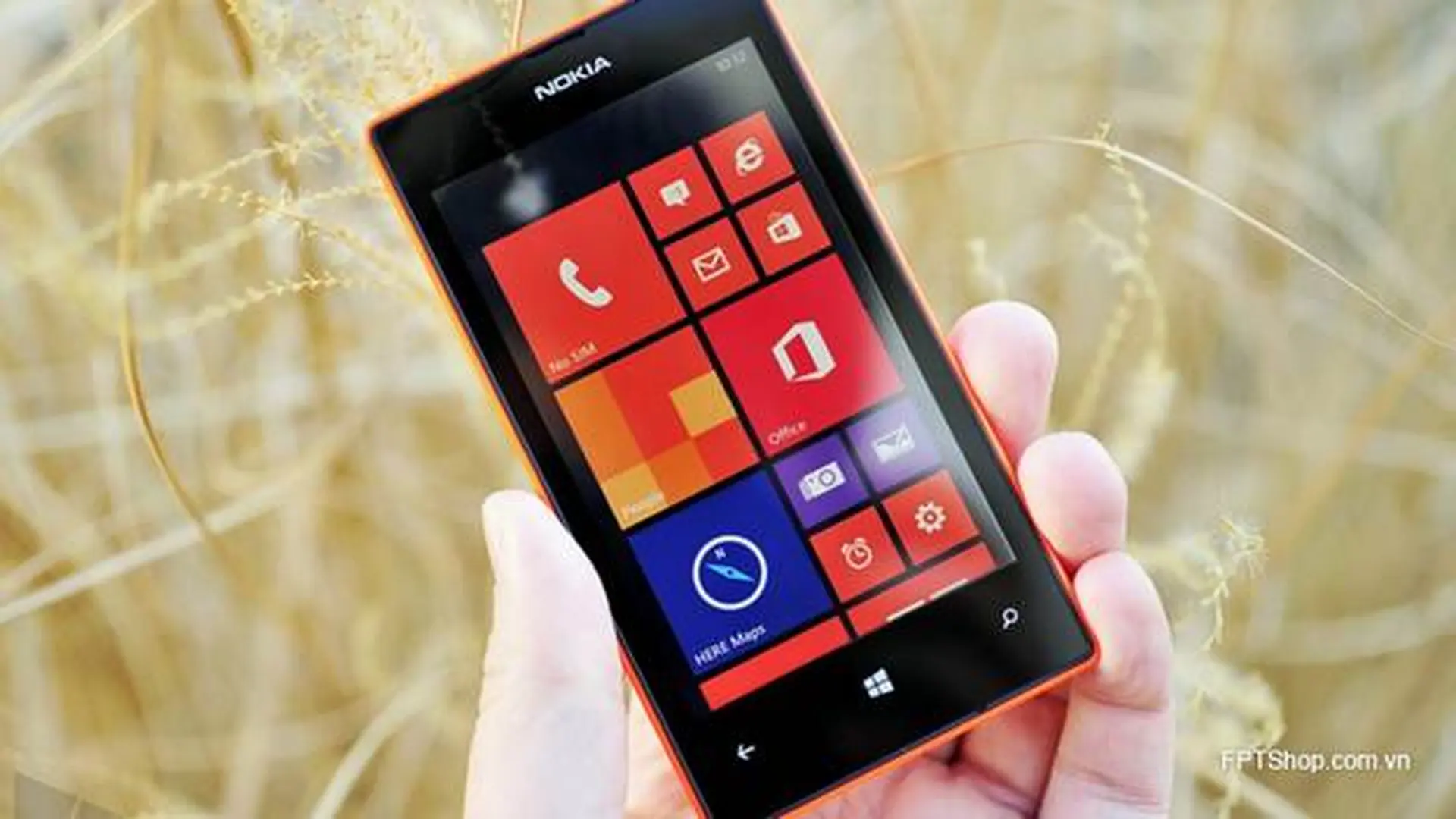 Với giá 1,99 triệu đồng, nên mua Mobiistar 504K hay Nokia Lumia 525?