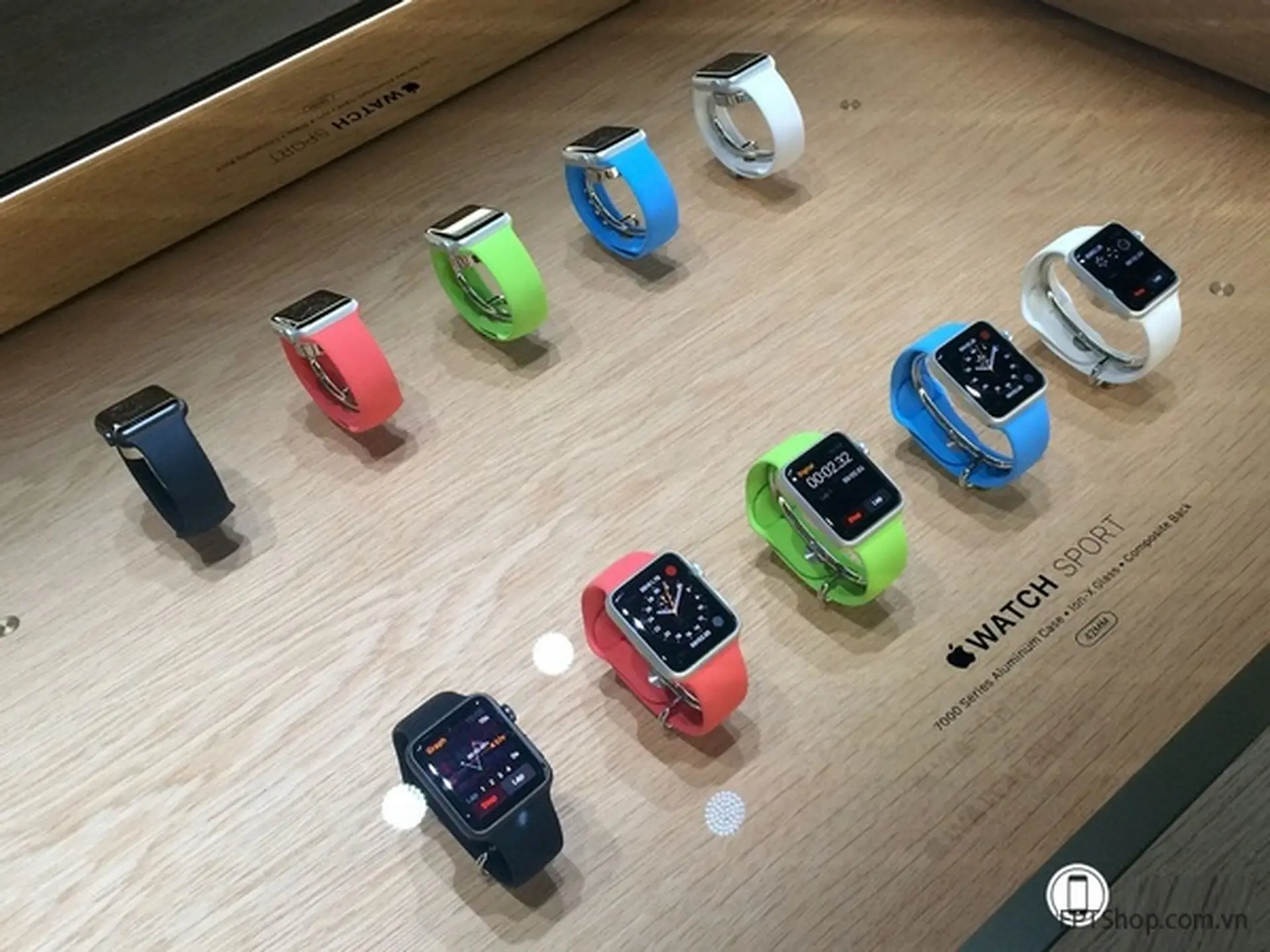 Apple Watch khéo léo lấy tiền từ túi khách hàng