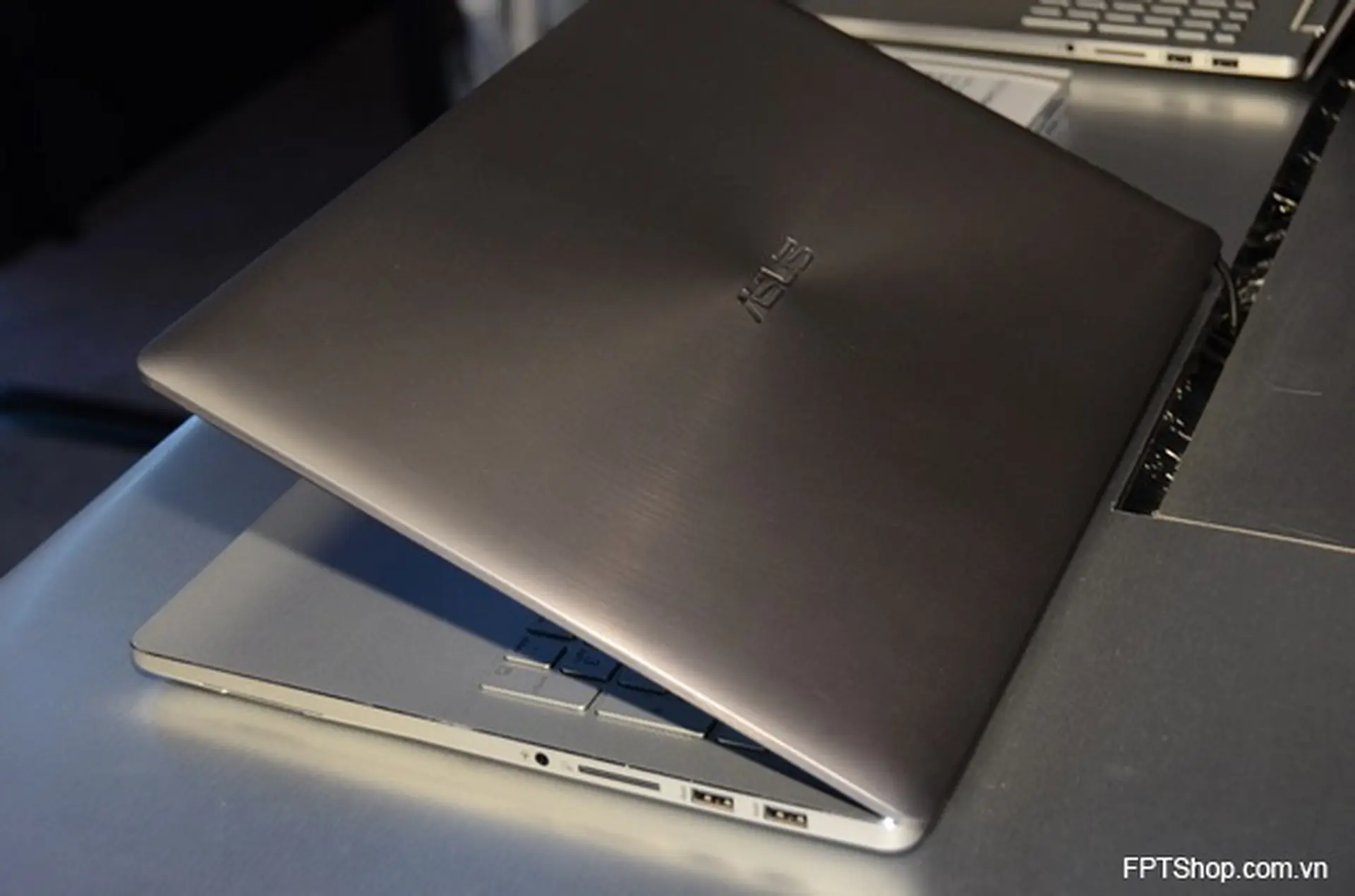 Asus ZenBook Pro UX501 với thiết kế unibody mượt mà