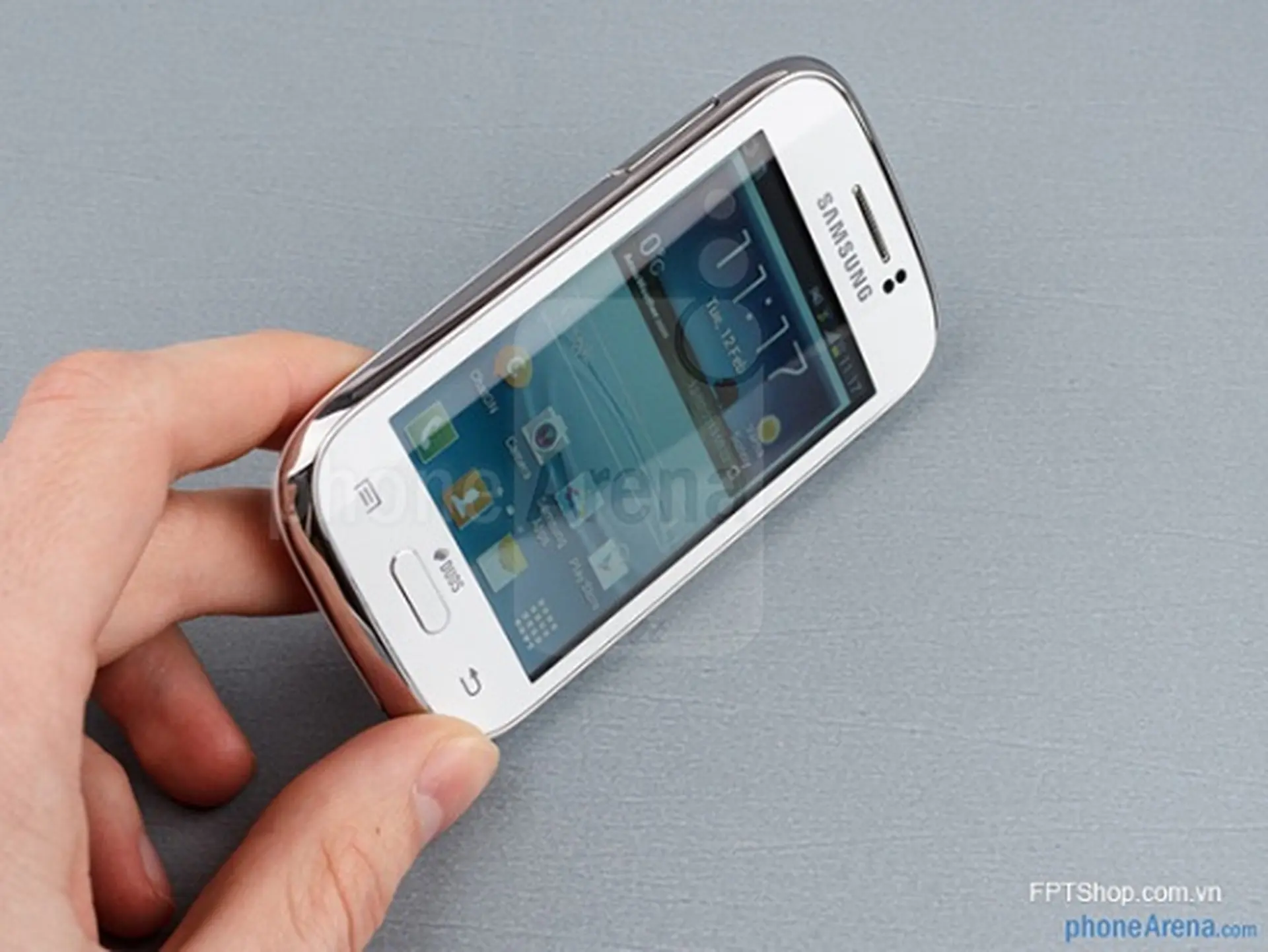 Trên tay chiếc điện thoại giá rẻ Samsung Galaxy Young Duos 2013
