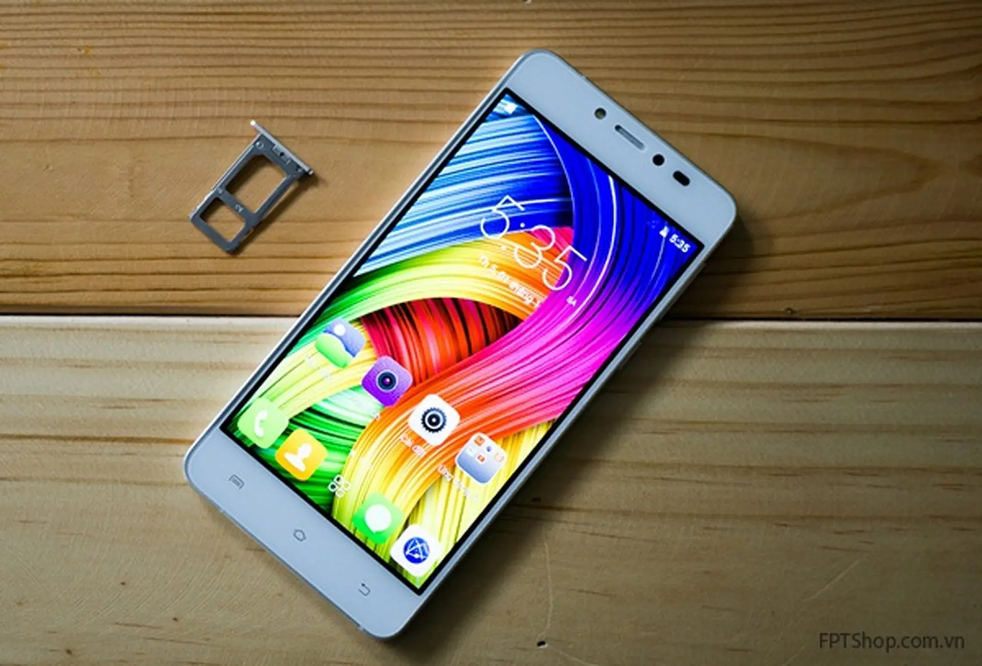 Trên tay smartphone tầm trung Q GLAM