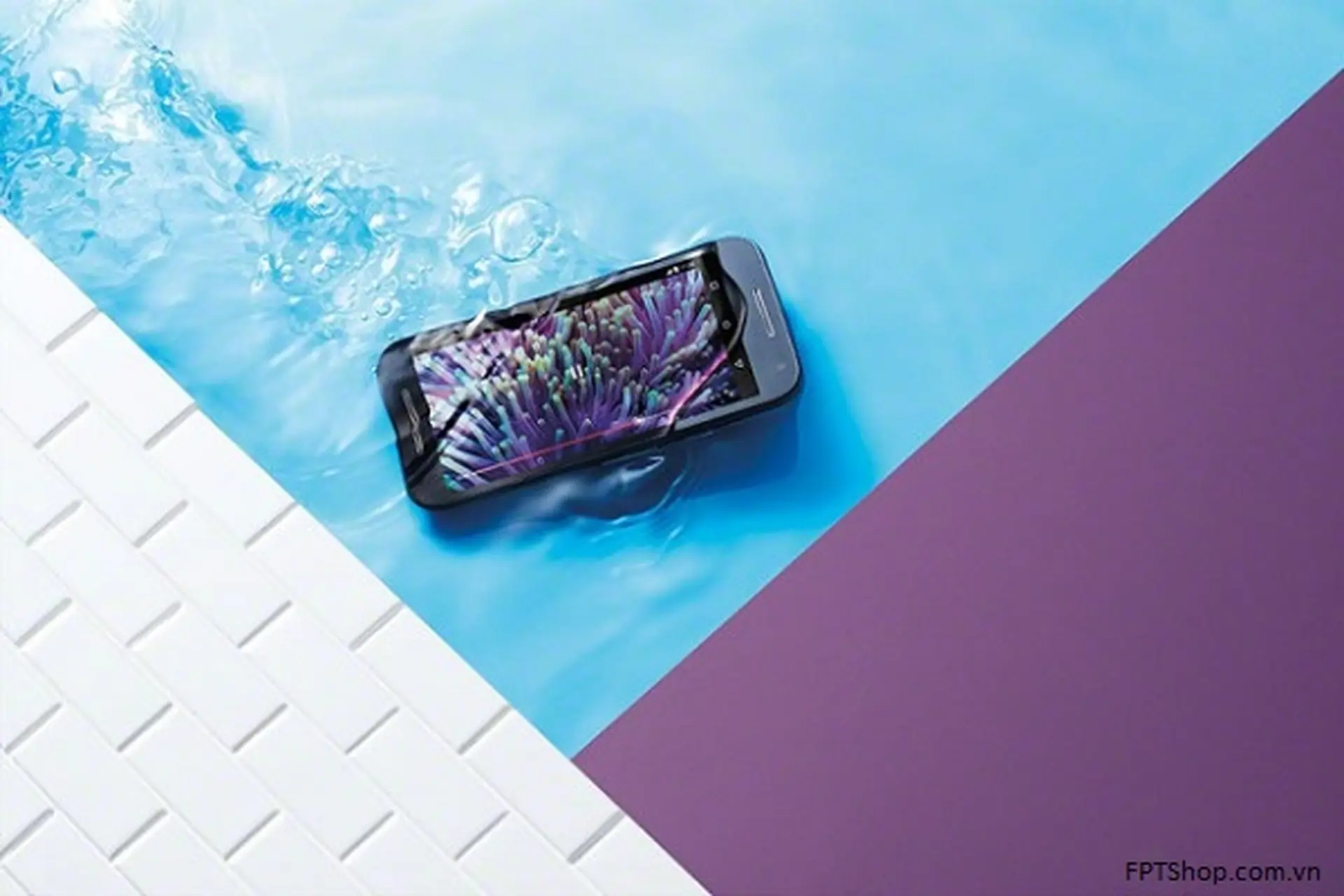 Ngắm và xem Moto G 2015 vày mình trong nước