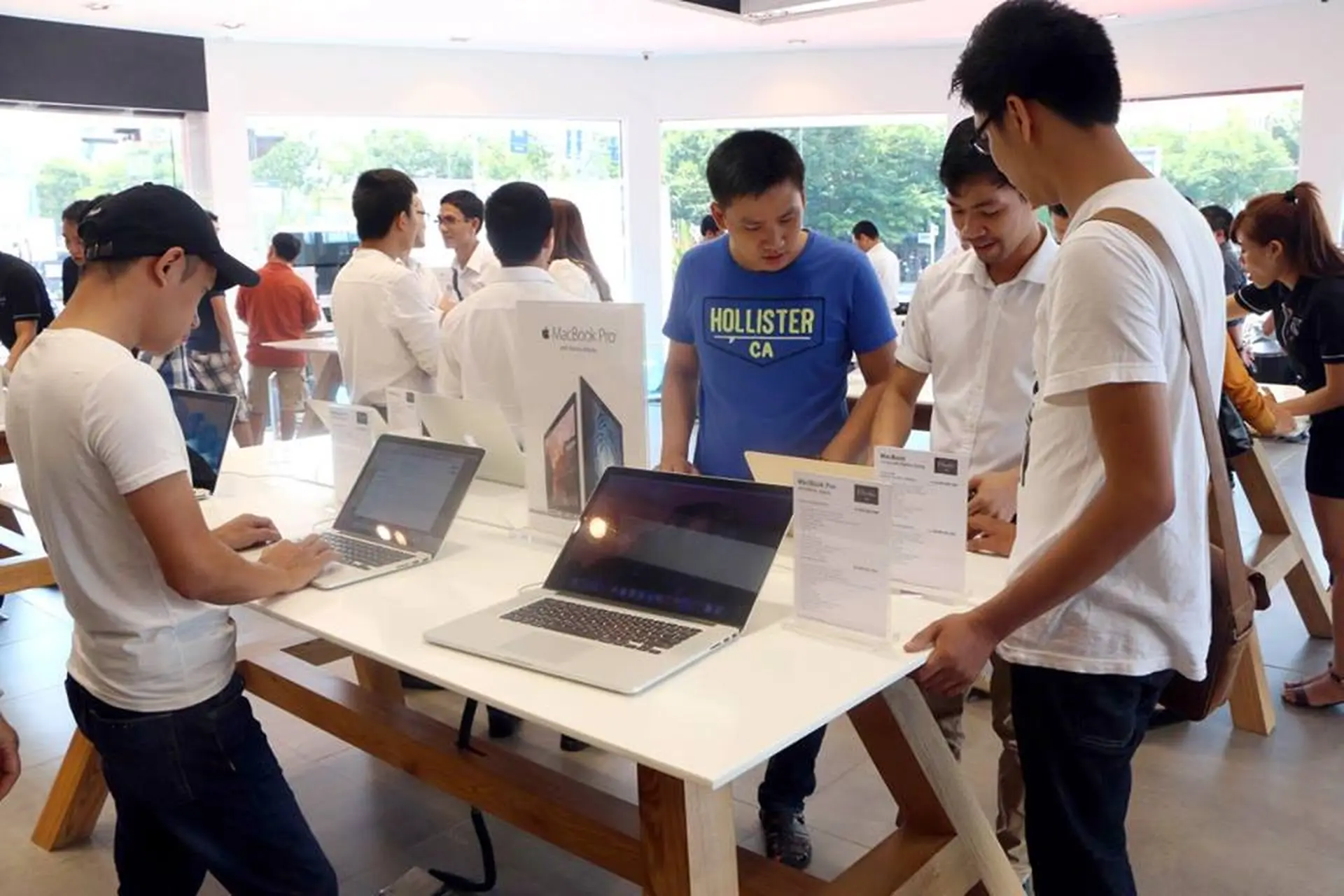 Đông đảo iFan tham dự khai trương cửa hàng Apple chuẩn AAR đầu tiên tại Đà Nẵng