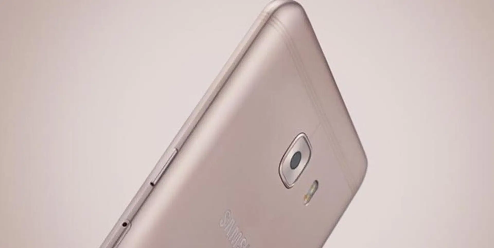 Rò rỉ hình ảnh Galaxy C9 Pro với dải ăng-ten độc đáo