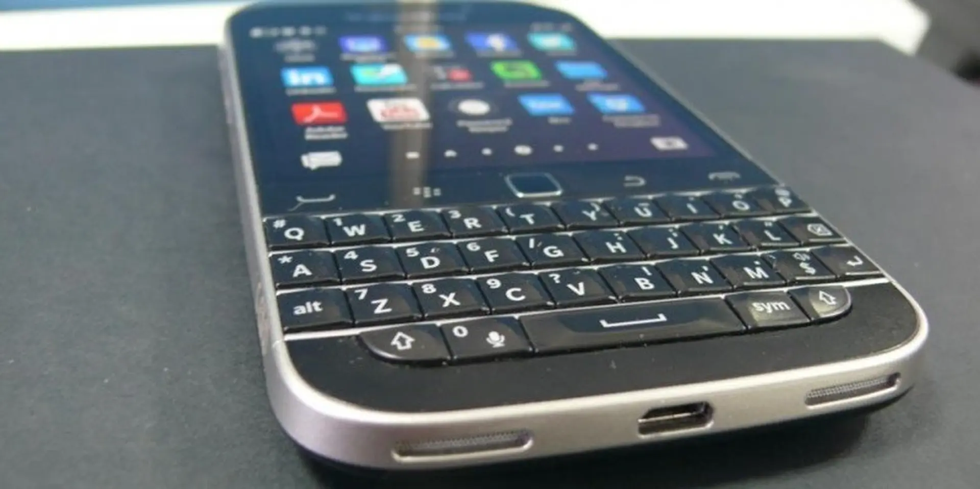 Xuất hiện smartphone BlackBerry mới với bàn phím QWERTY
