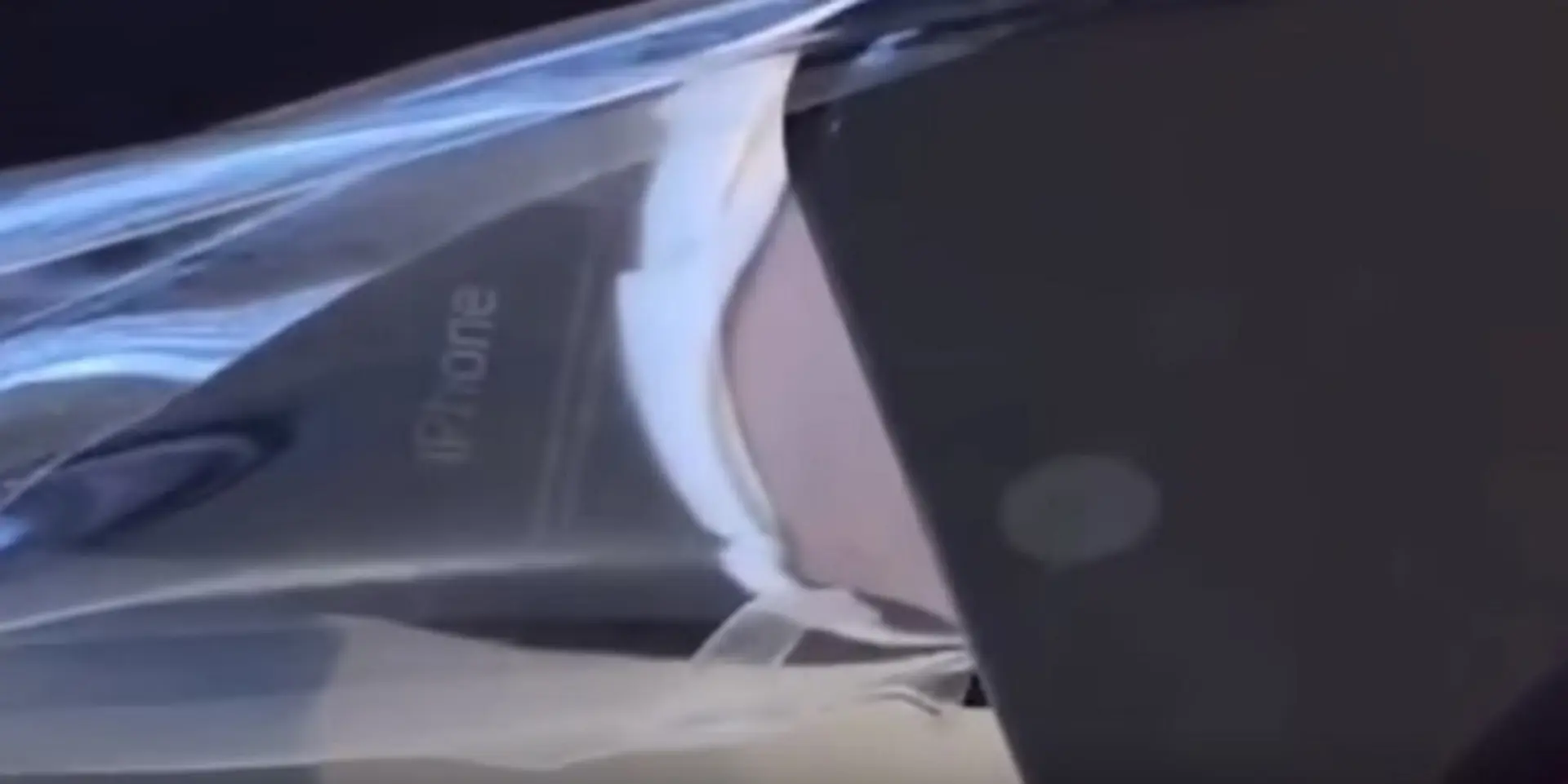 Dùng miếng dán sẽ làm bong chữ iPhone trên iPhone 7 Jet Black