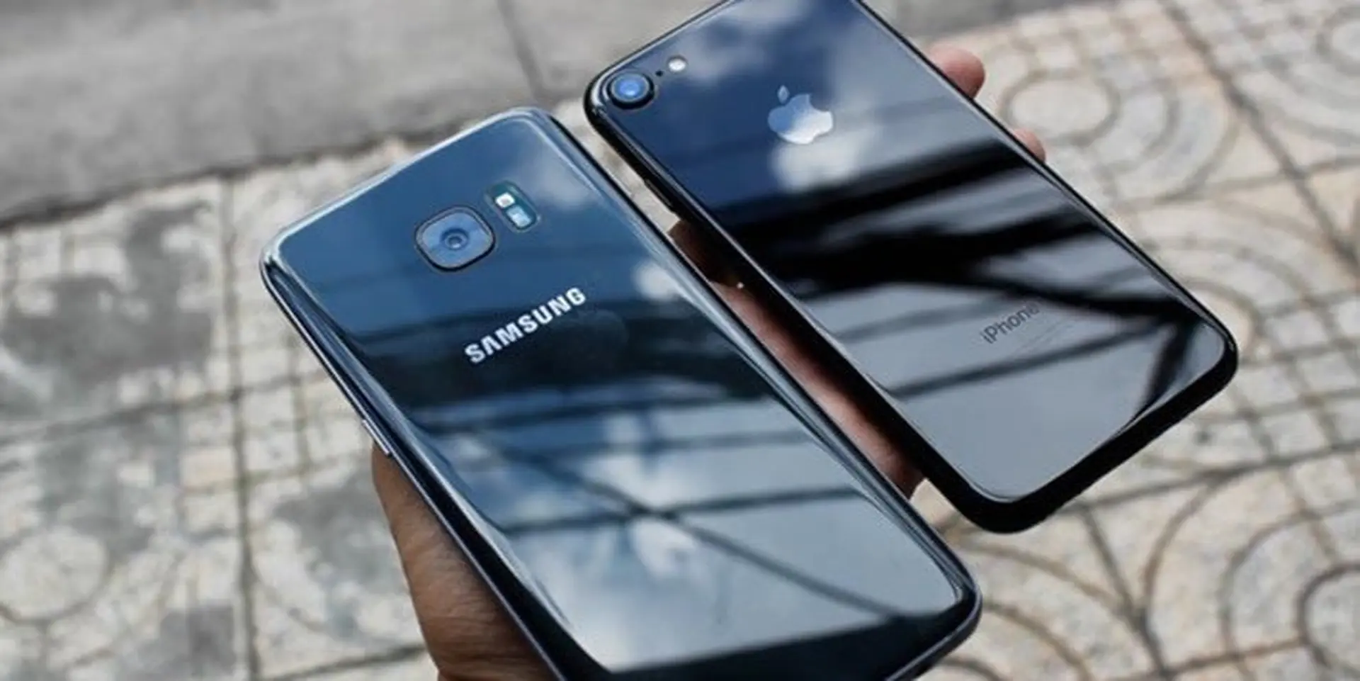 iPhone 7 Jet Black khoe sắc cùng Galaxy S7 edge đen, máy nào đẹp hơn?