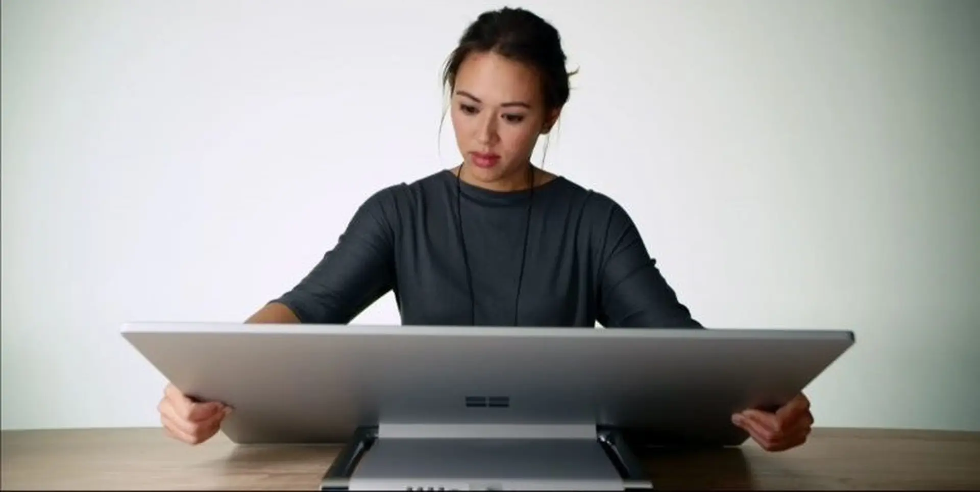 Microsoft trình làng chiếc PC đầu tiên của mình với RAM 32GB, ổ 2TB