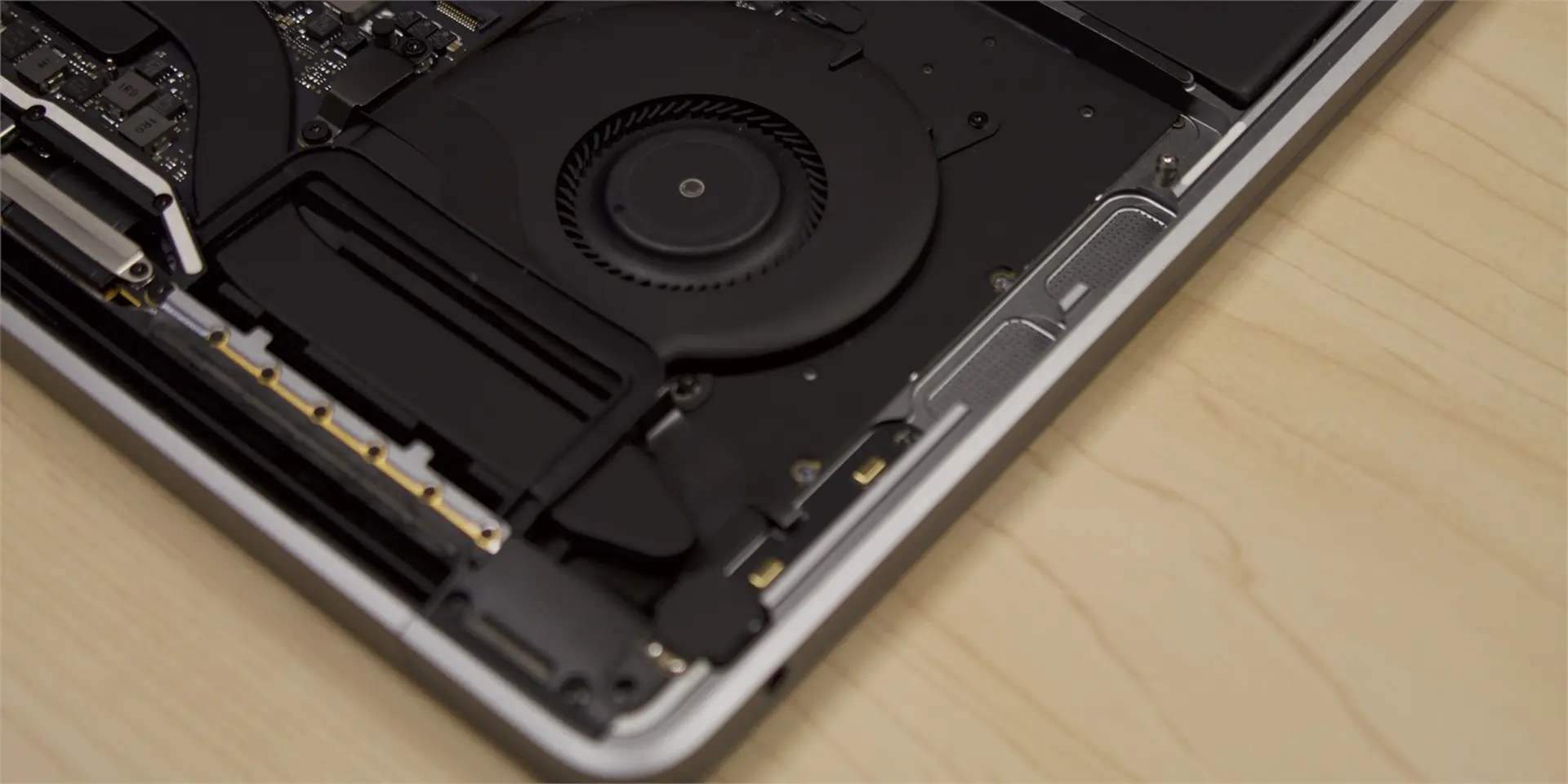 Xem video "mổ bụng" Macbook Pro 2016 13 inch