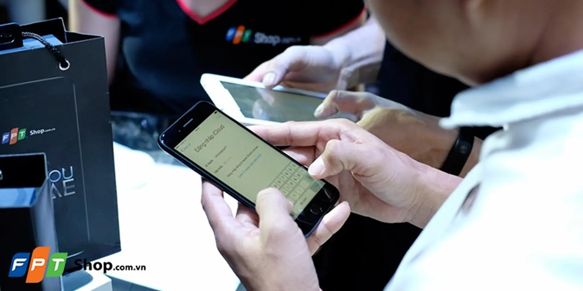 Hình ảnh những vị khách đầu tiên được nhận bộ đôi iPhone 7 chính hãng tại Việt Nam