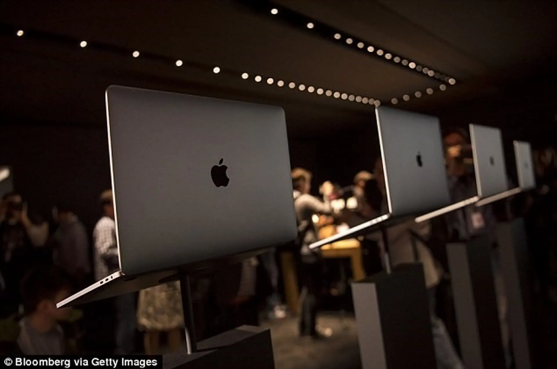 Tim Cook "đá đít" Steve Jobs ra khỏi Apple