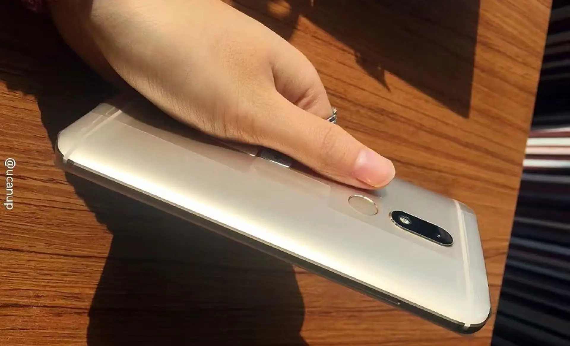 Hết ảnh báo chí, Moto M camera 16MP lộ ảnh đập hộp trên tay người dùng