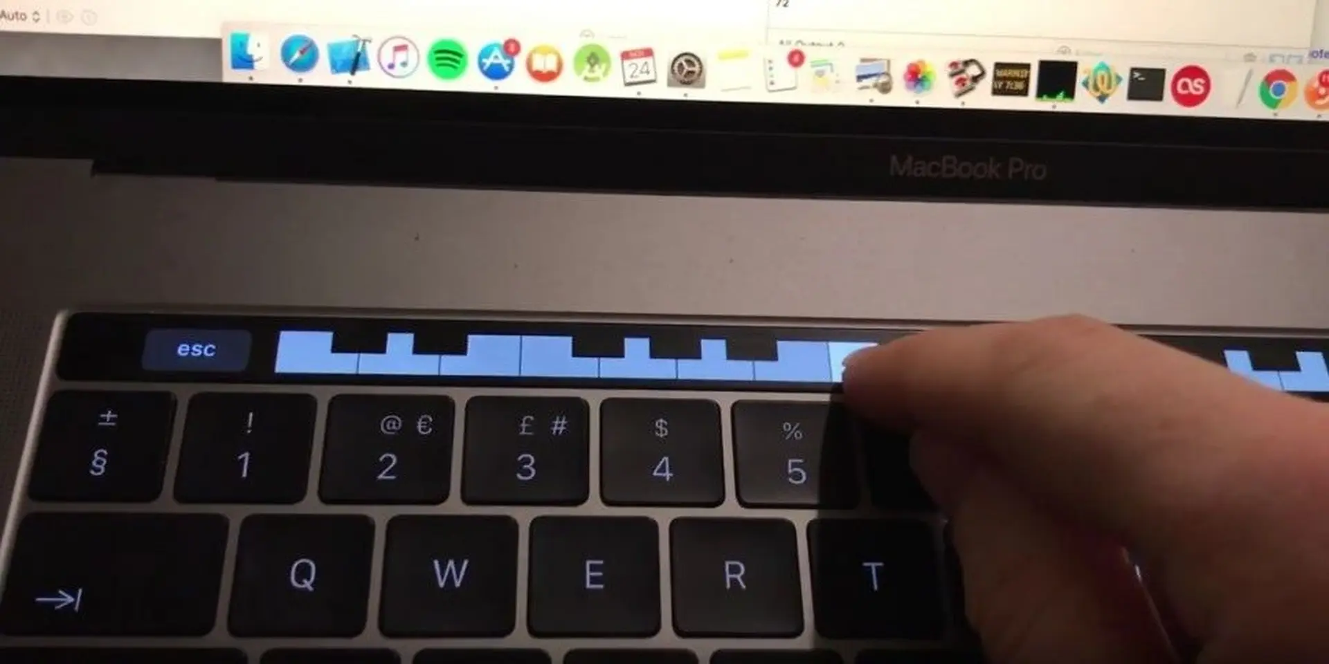 Bạn có biết, thanh Touch Bar trên Macbook Pro 2016 còn có thể tận dụng để chơi piano?