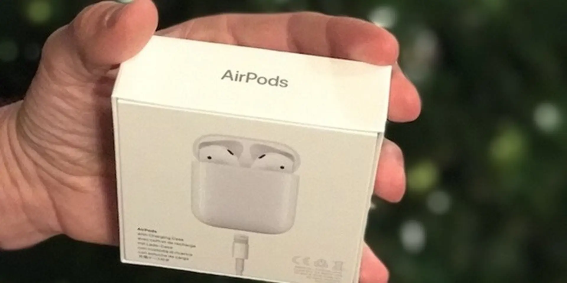 Mở hộp chiếc tai nghe AirPods của Apple