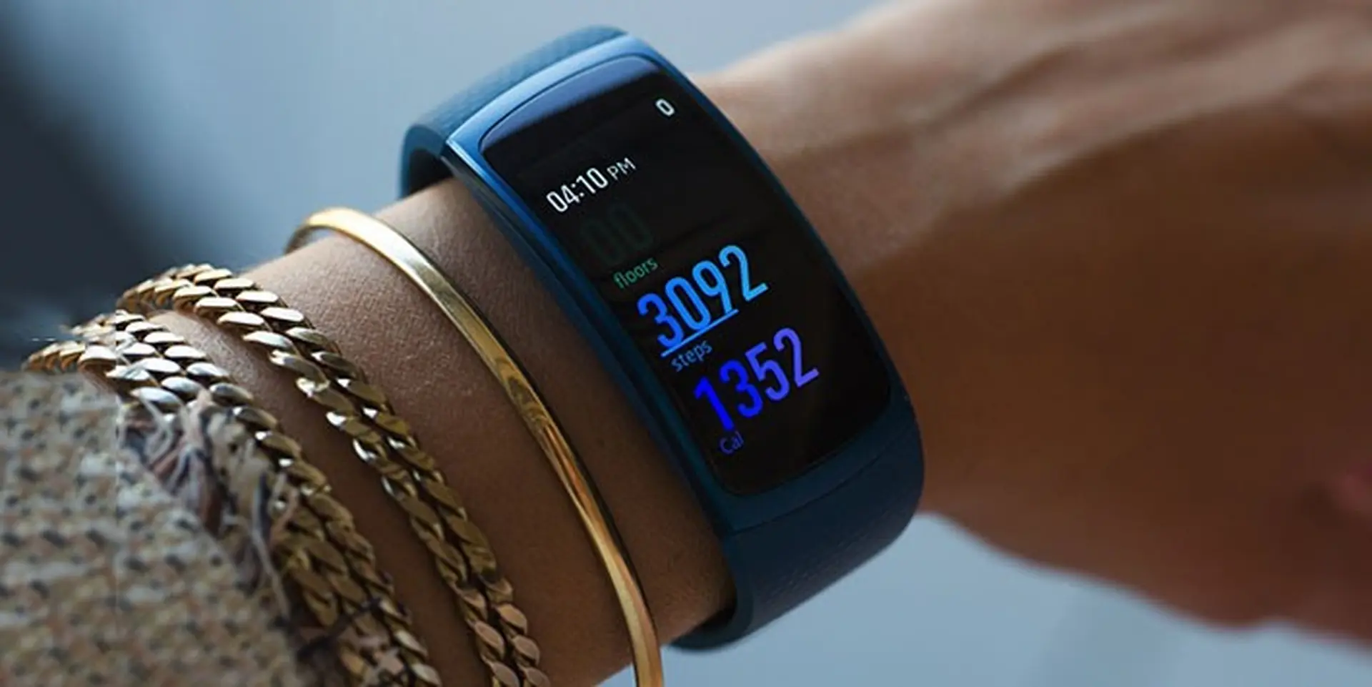 Samsung Gear Fit 2 giảm giá sốc 50%, còn 2 triệu đồng tại FPT Shop