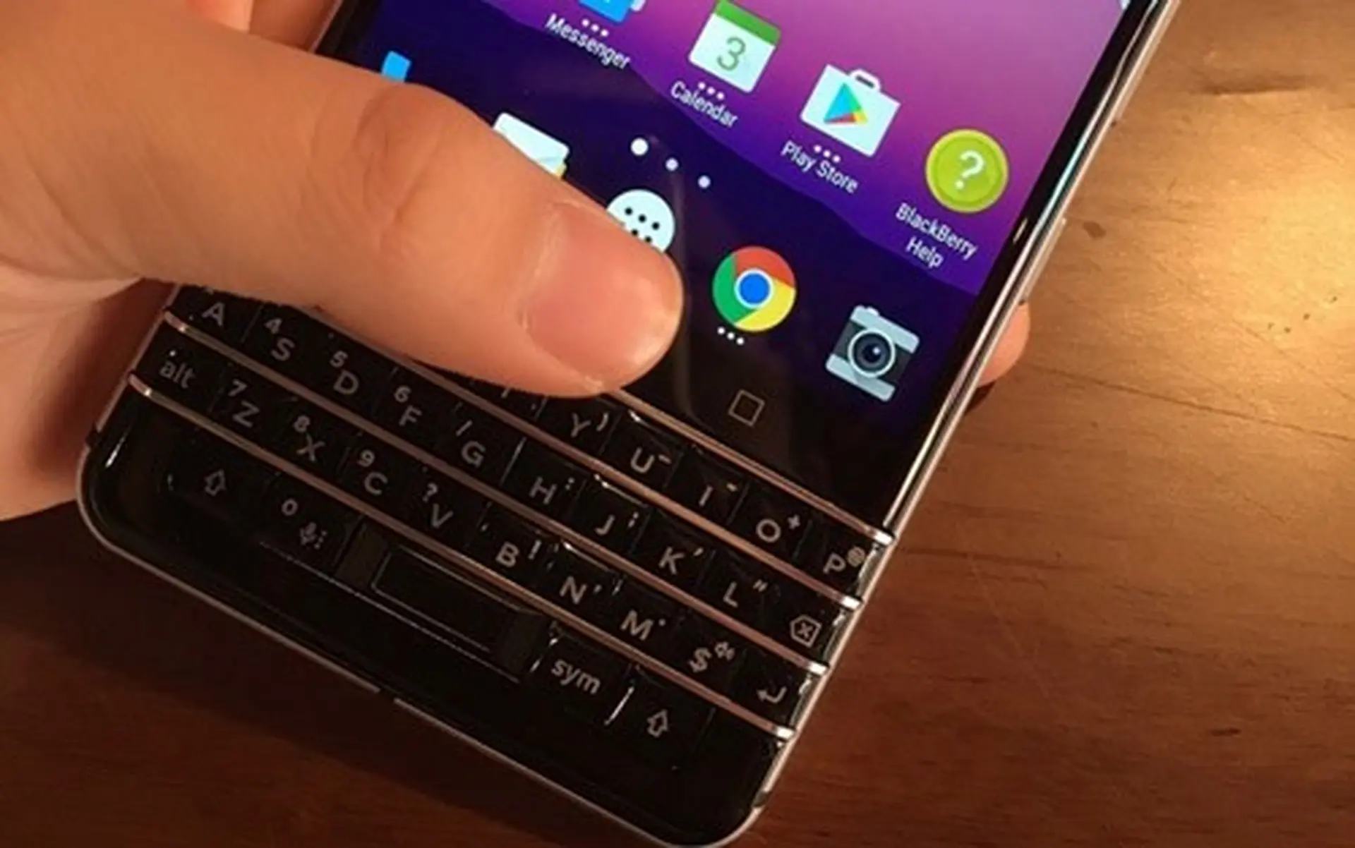 Tiếp tục rò rỉ chiếc smartphone BlackBerry Mercury "chất lừ", sắp xuất hiện tại CES 2017