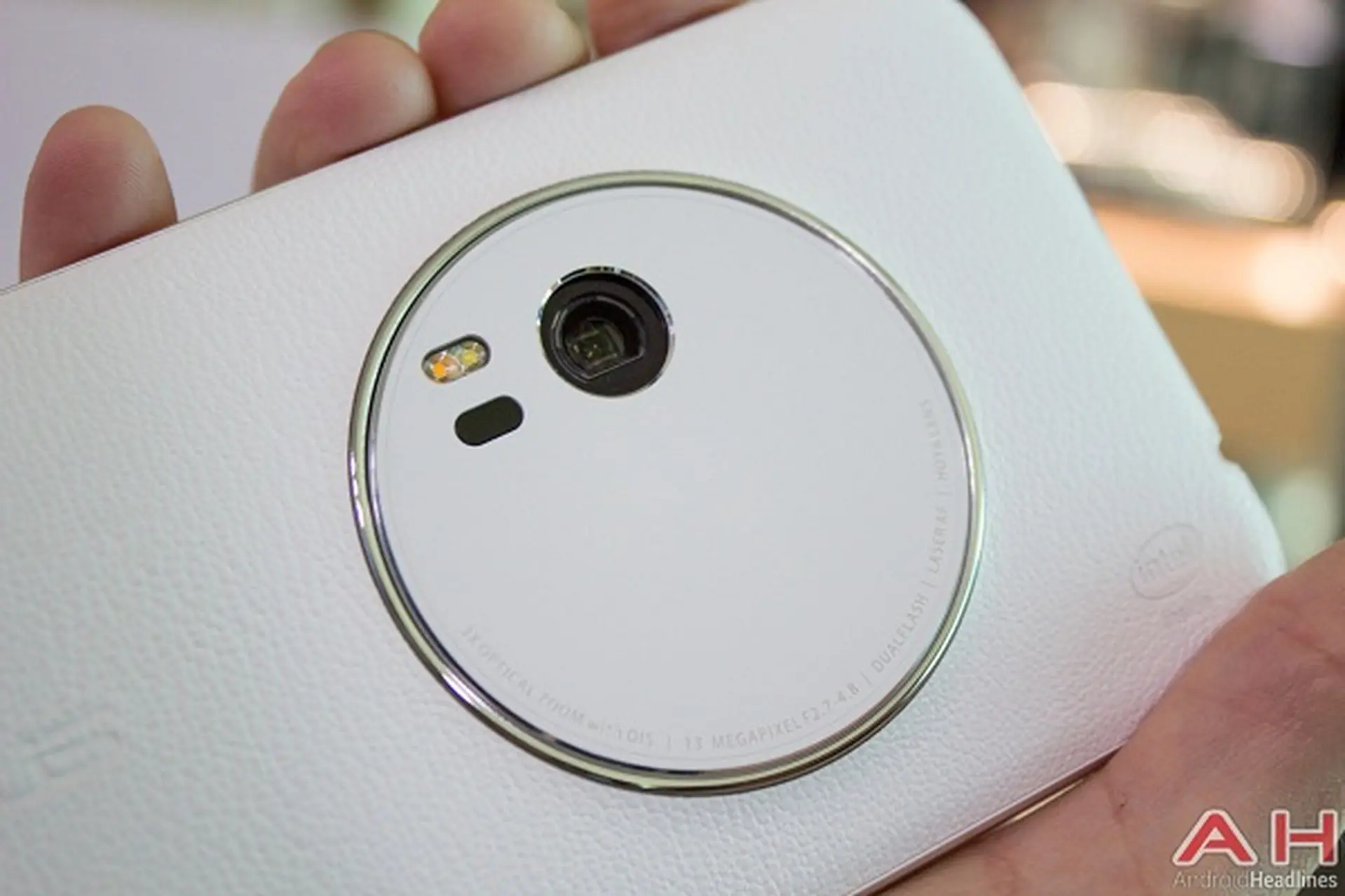 Phát hành Asus Zenfone Zoom vào tháng 2 tại Việt Nam, giá 13.5 triệu đồng