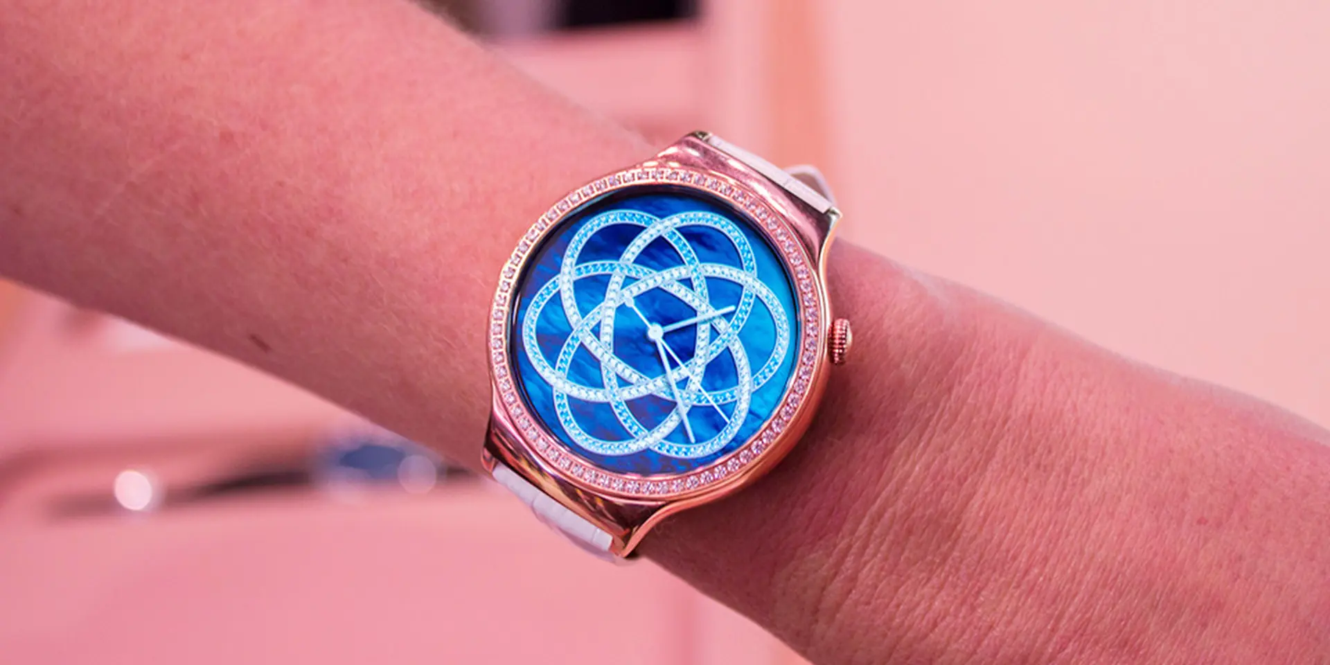 [CES 2016] Trên tay bộ đôi smartwatch Jewel và Elegant đính đá Swarovski của Huawei